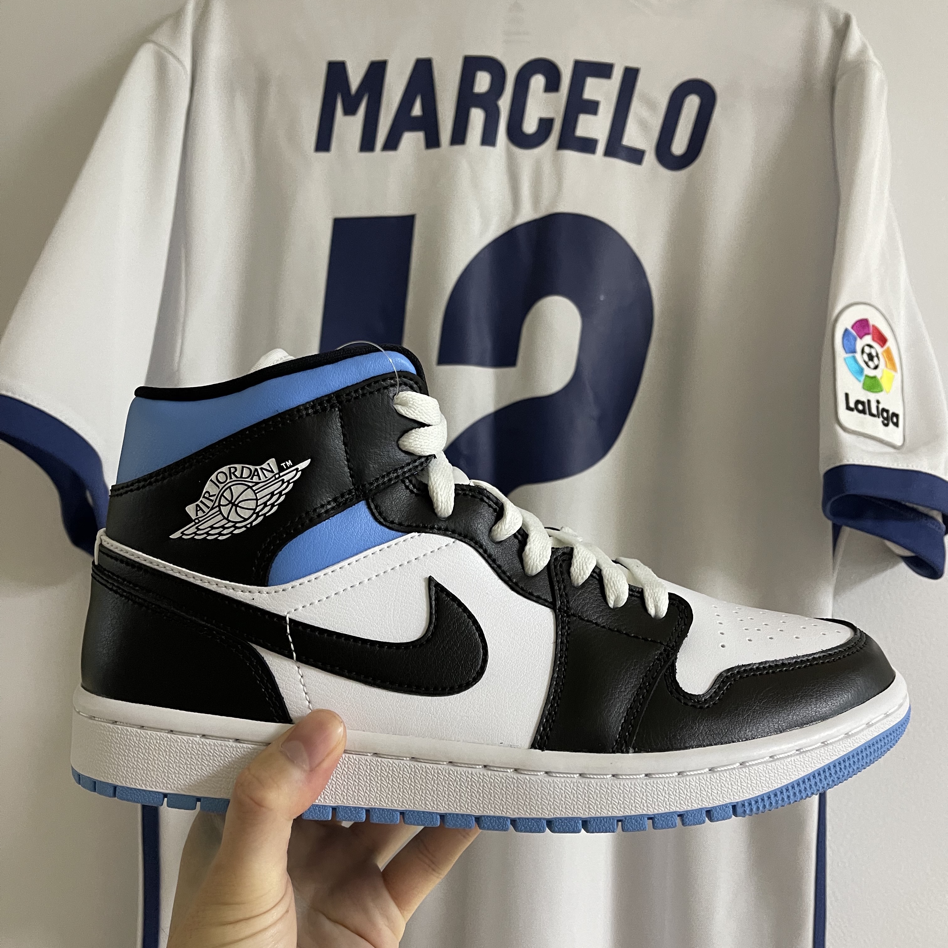 (W) Jordan 1 Mid White Black University Blue 착용 스타일 - 1