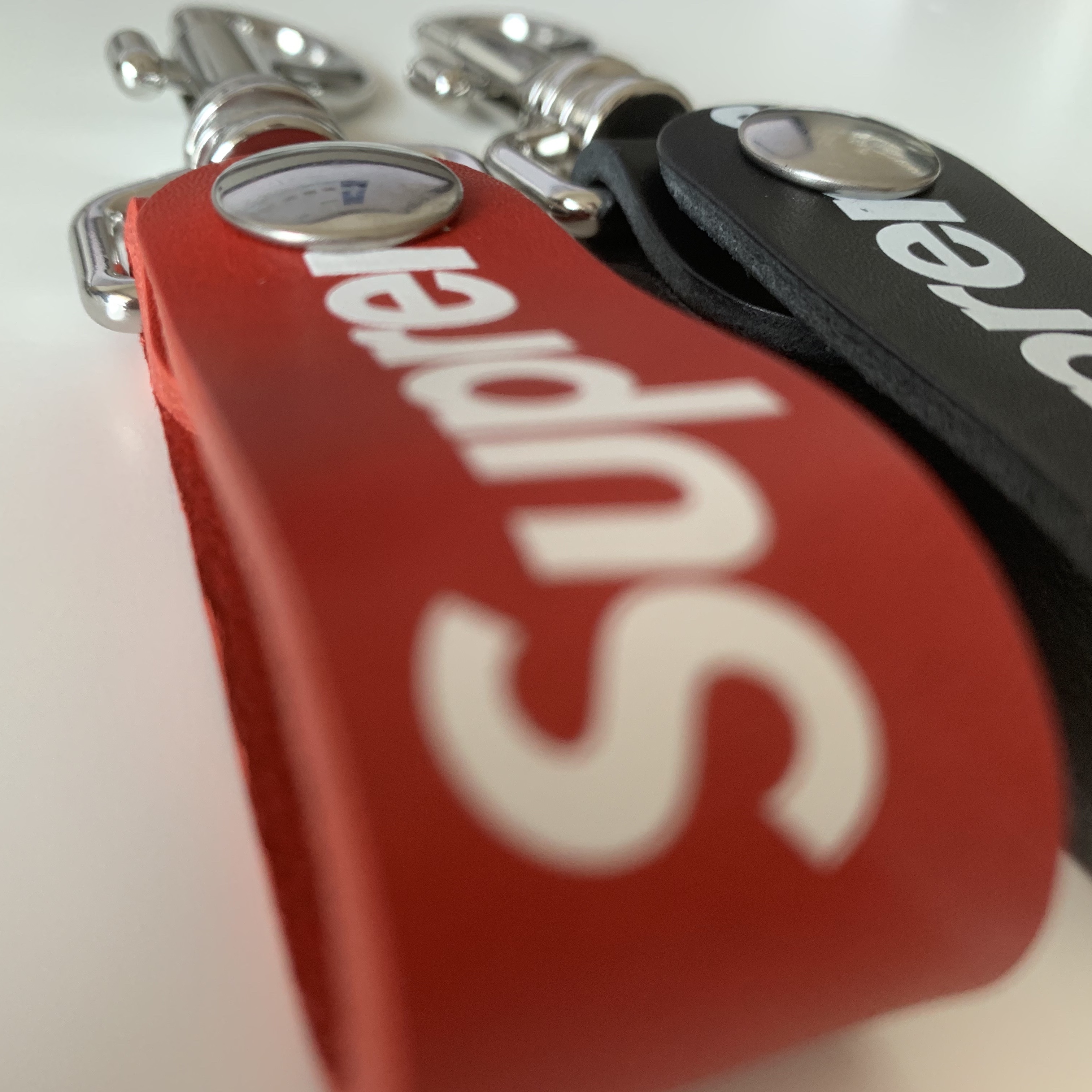 Supreme Leather Key Loop Red - 21SS 착용 스타일 - 1