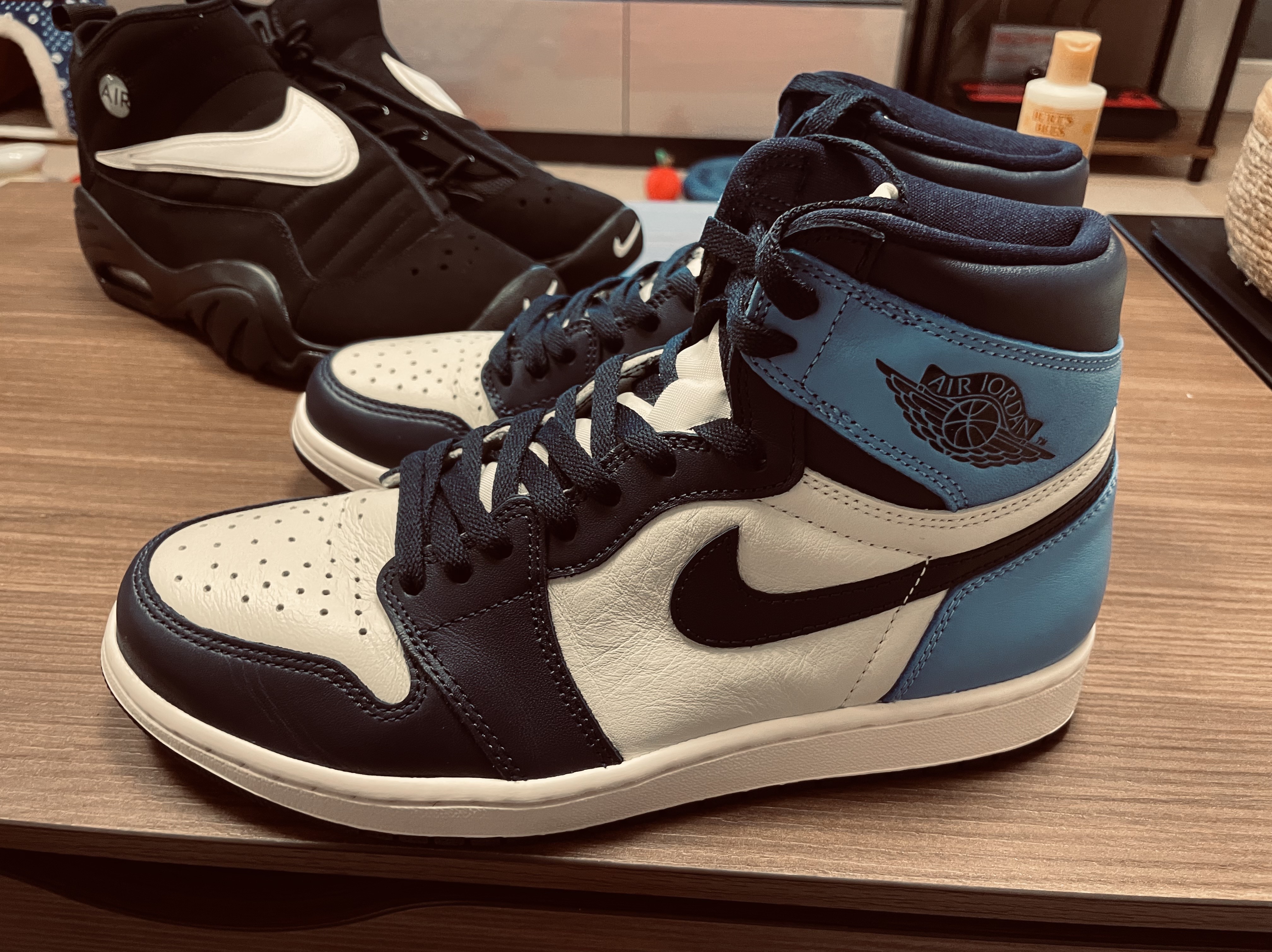Jordan 1 Retro High Obsidian UNC, Nike Air Shake NDestrukt Black White 착용 스타일 - 1
