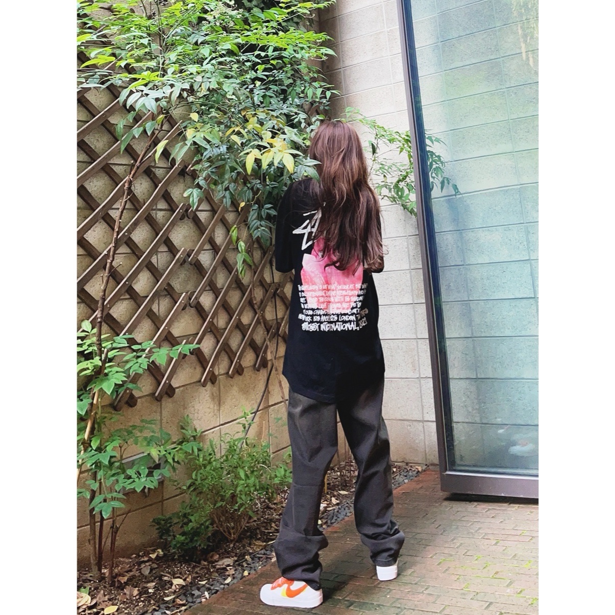 Nike x Sacai Blazer Low Magma Orange, Stussy Reflection T-Shirt Black 착용 스타일 - 2