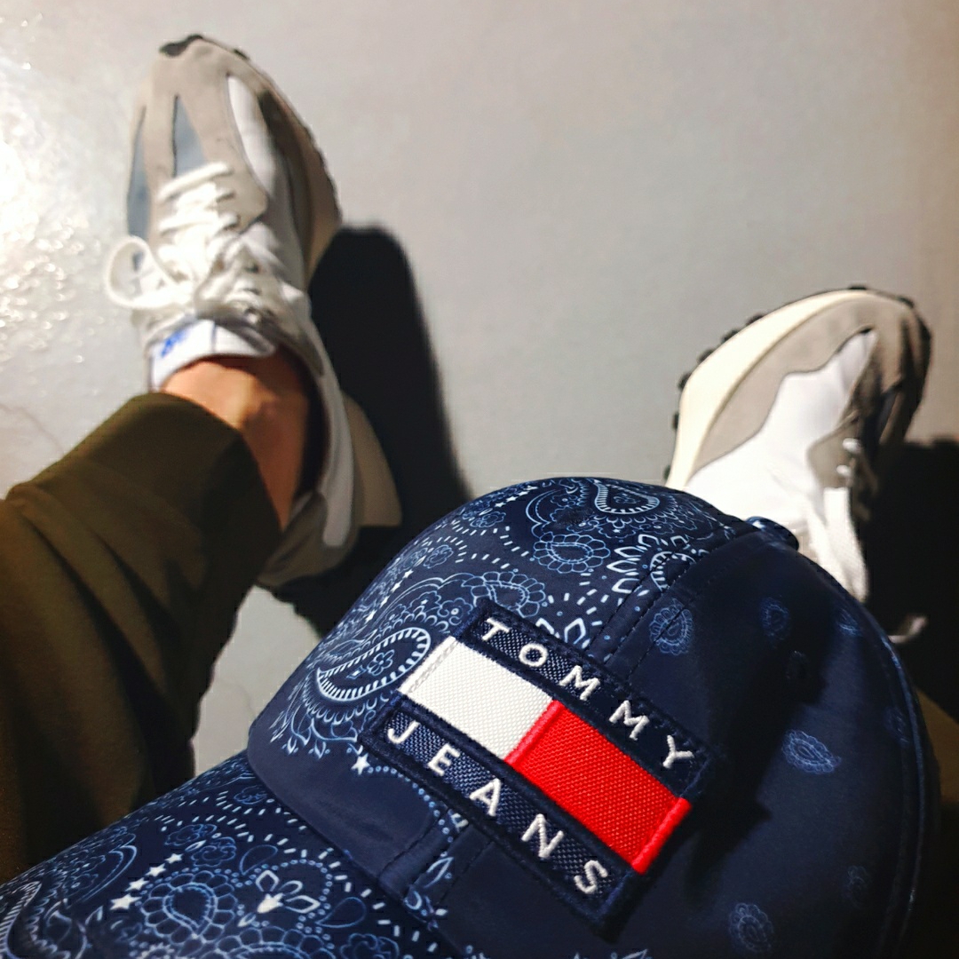 New Balance 327 Grey 착용 스타일 - 5