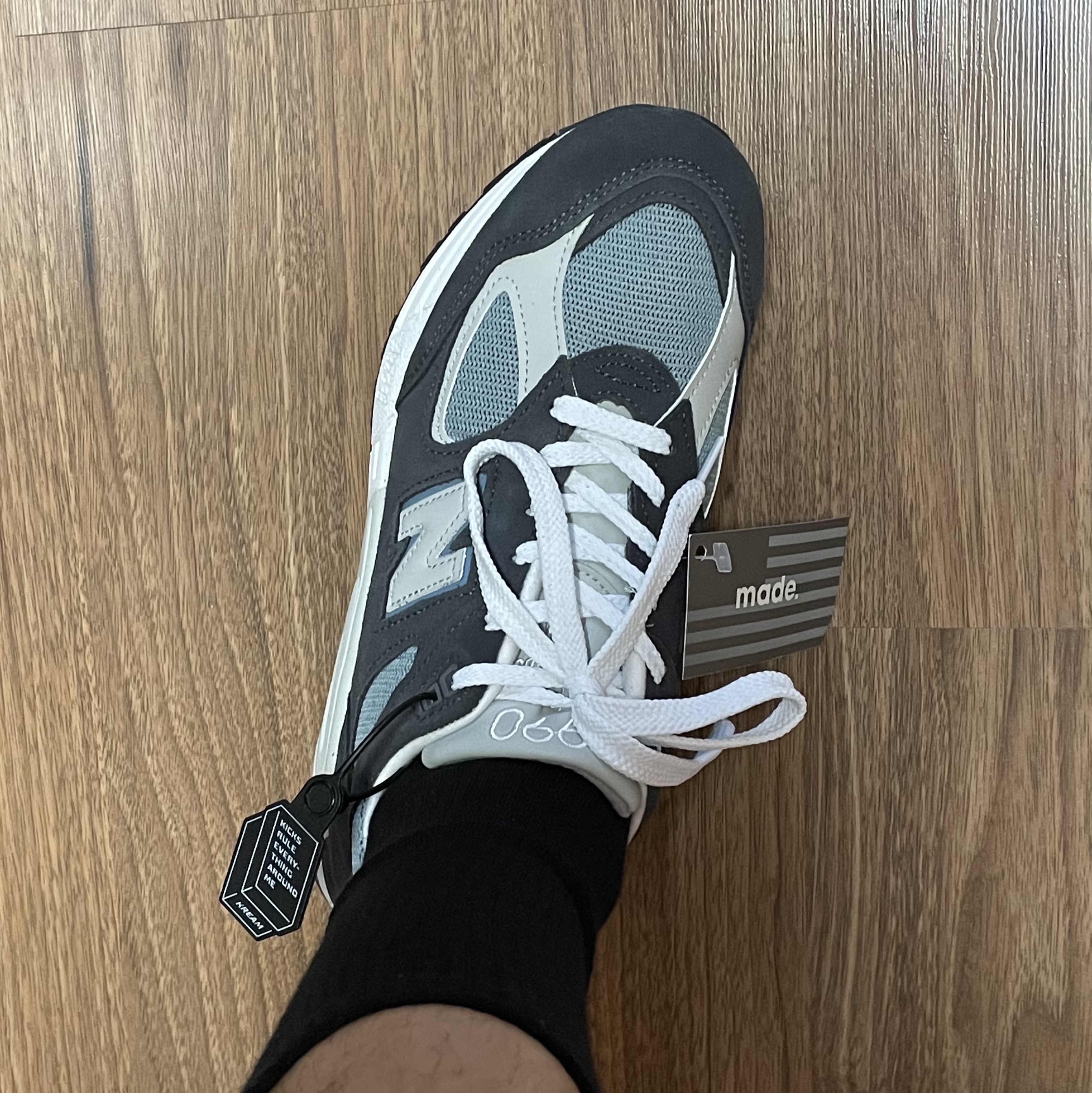 New Balance x Kith 990v2 CL Steel Blue 착용 스타일
