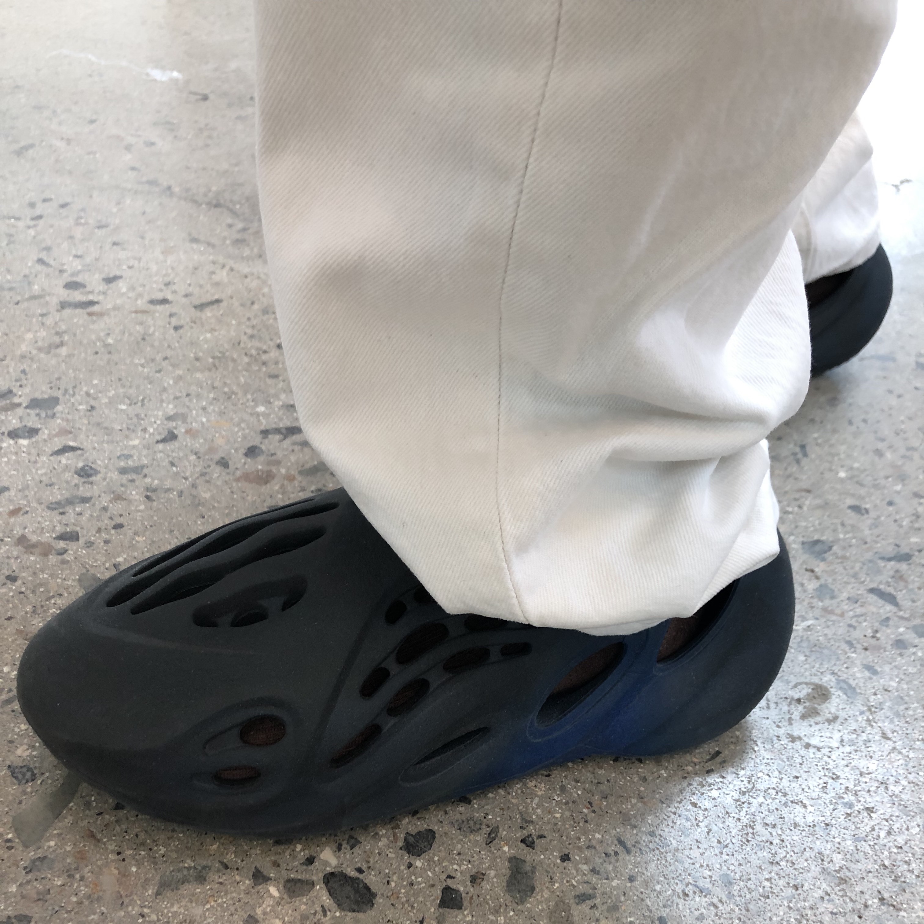 Adidas Yeezy Foam RNNR Mineral Blue 착용 스타일 - 2