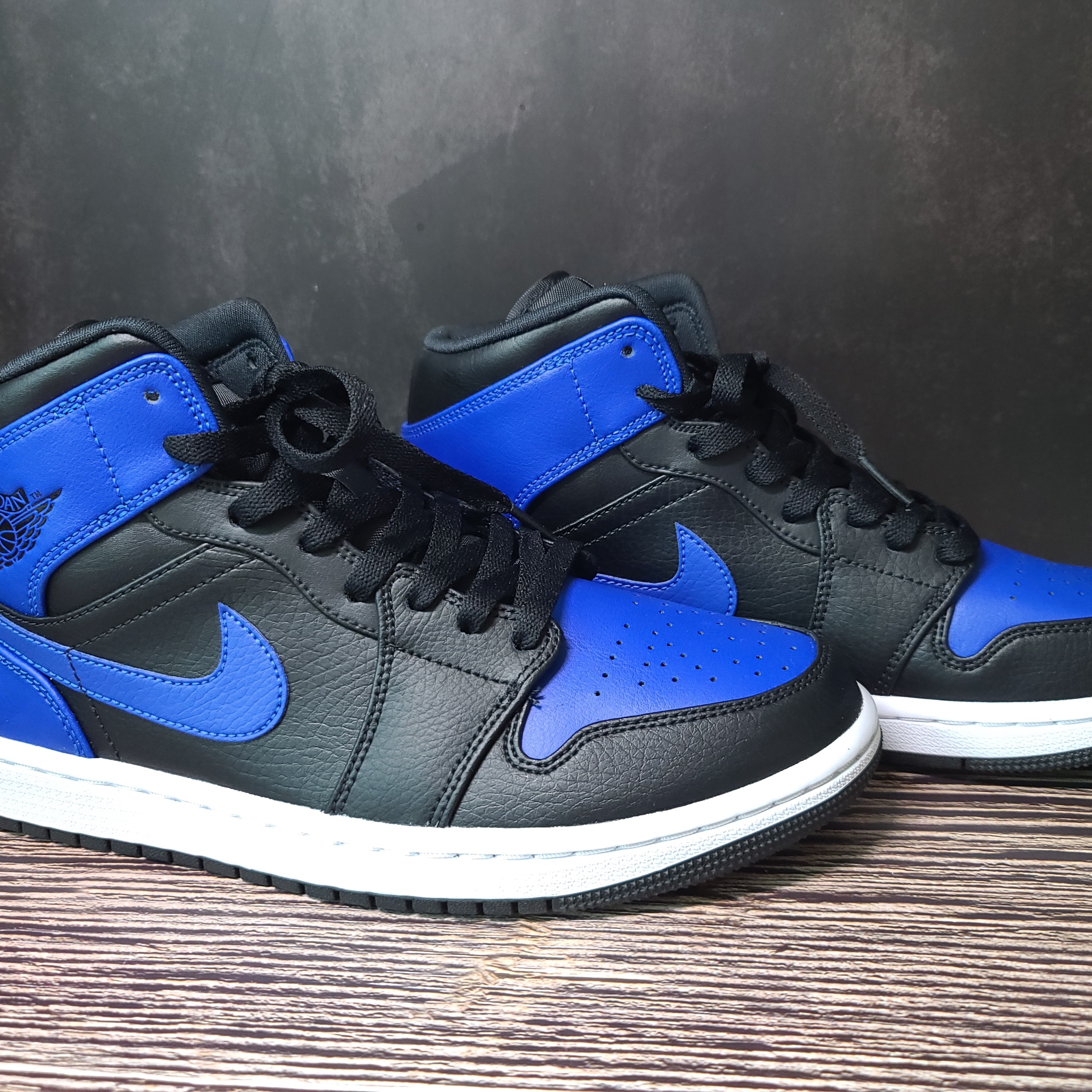 Jordan 1 Mid Black Hyper Royal 착용 스타일 - 2