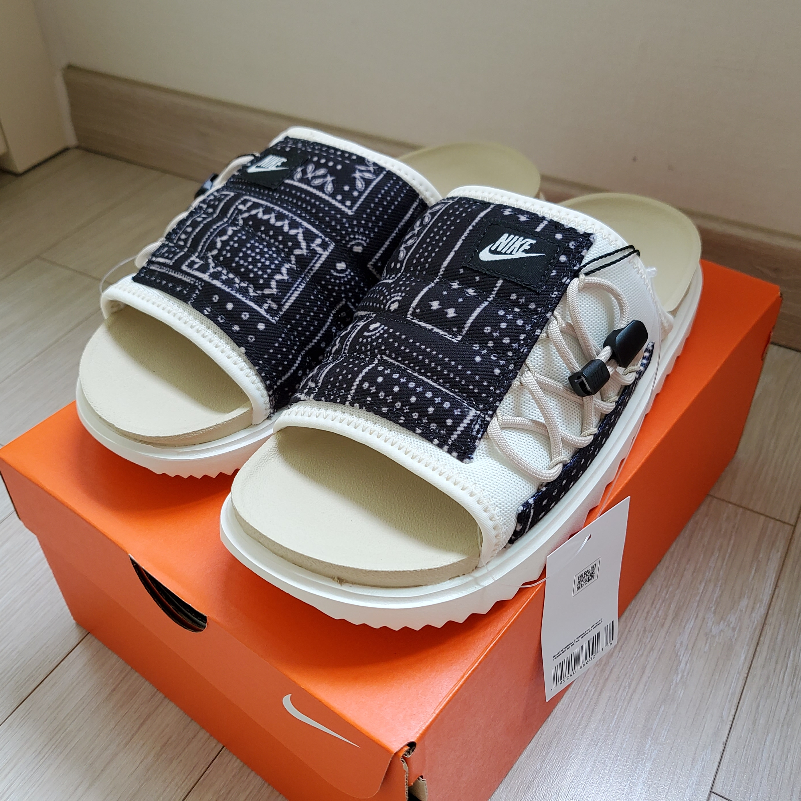 Nike Asuna Slide Pale Ivory Rattan 착용 스타일