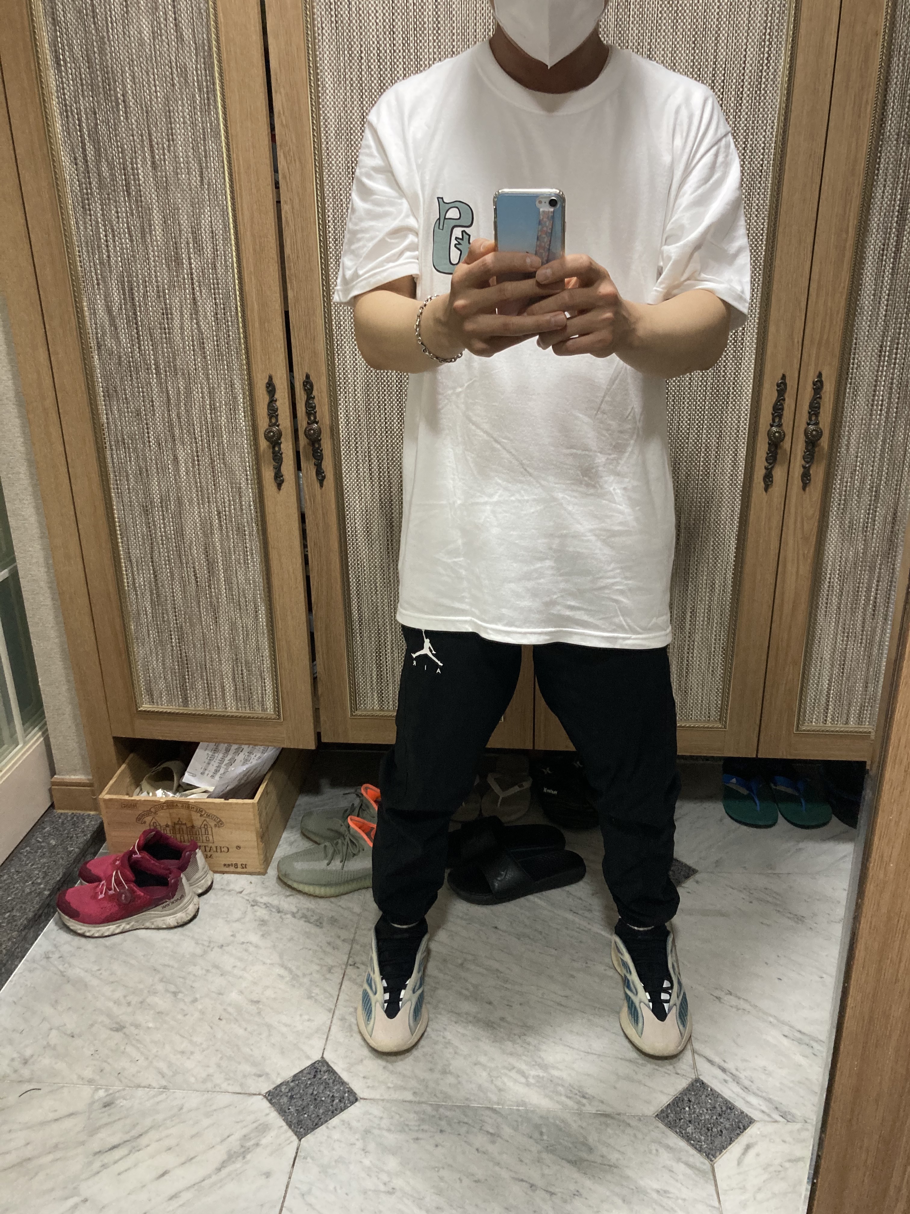 Adidas Yeezy 700 V3 Kyanite, Adidas Yeezy Boost 350 V2 Desert Sage 착용 스타일