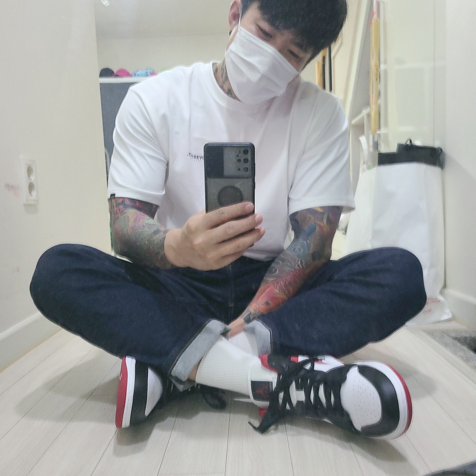 Jordan 1 Mid Gym Red Black White 착용 스타일 - 1