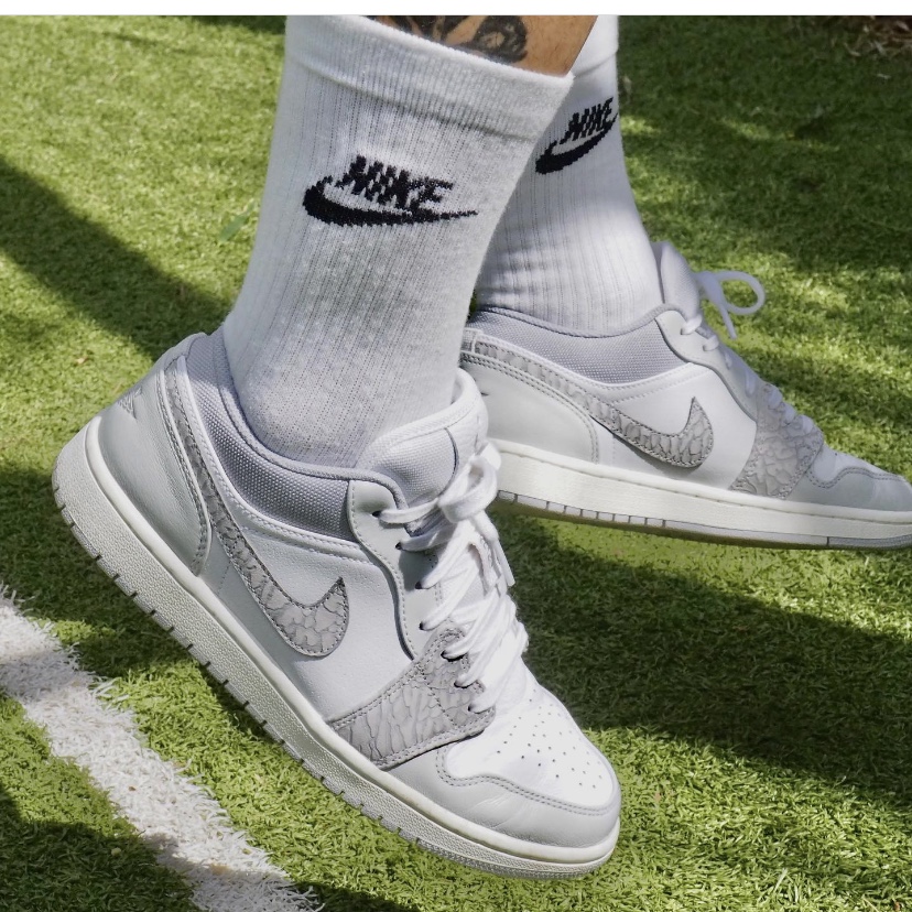 Jordan 1 Low PRM Elephant Print 착용 스타일 - 2