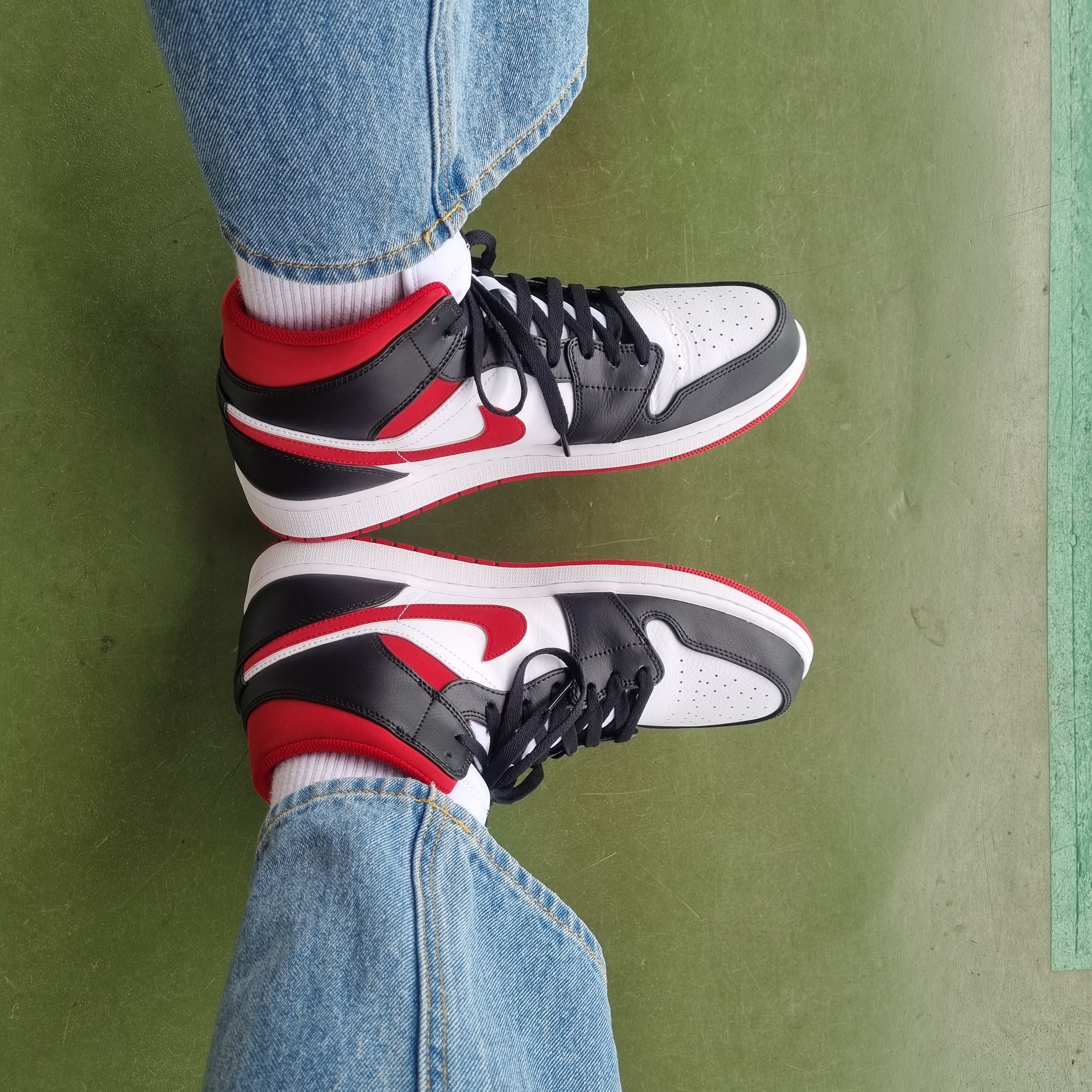 Jordan 1 Mid Gym Red Black White 착용 스타일