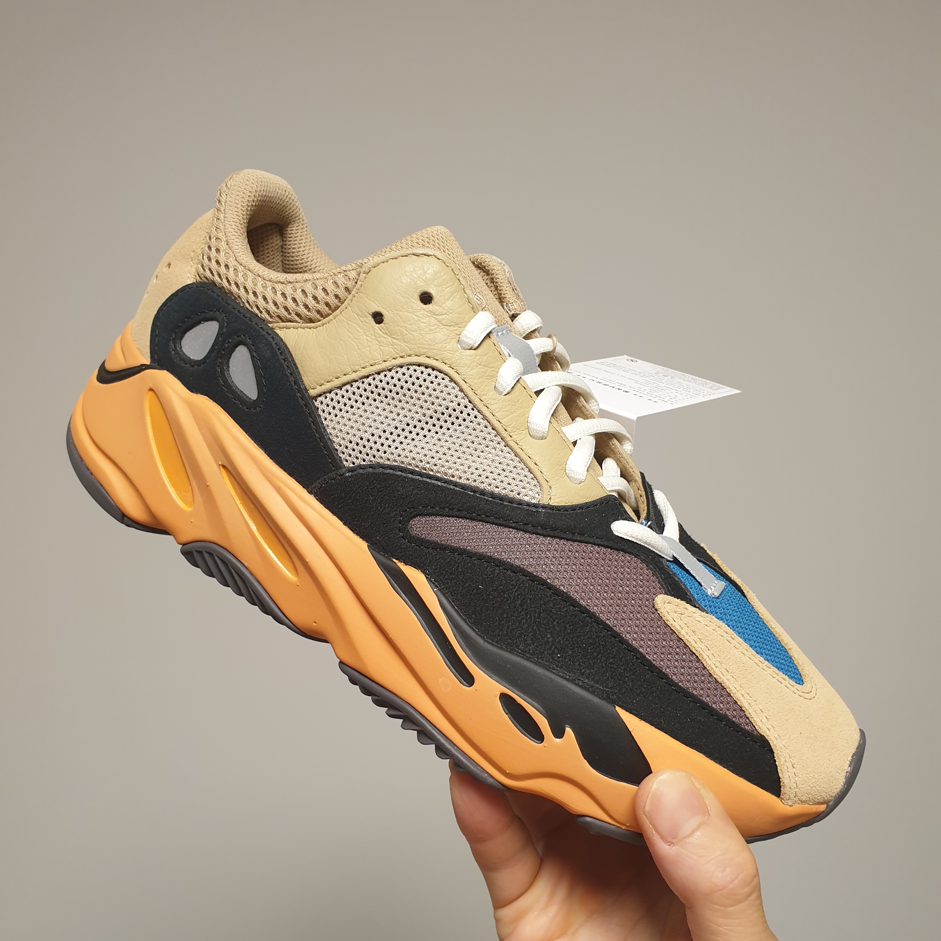 Adidas Yeezy Boost 700 Enflame Amber 착용 스타일 - 1