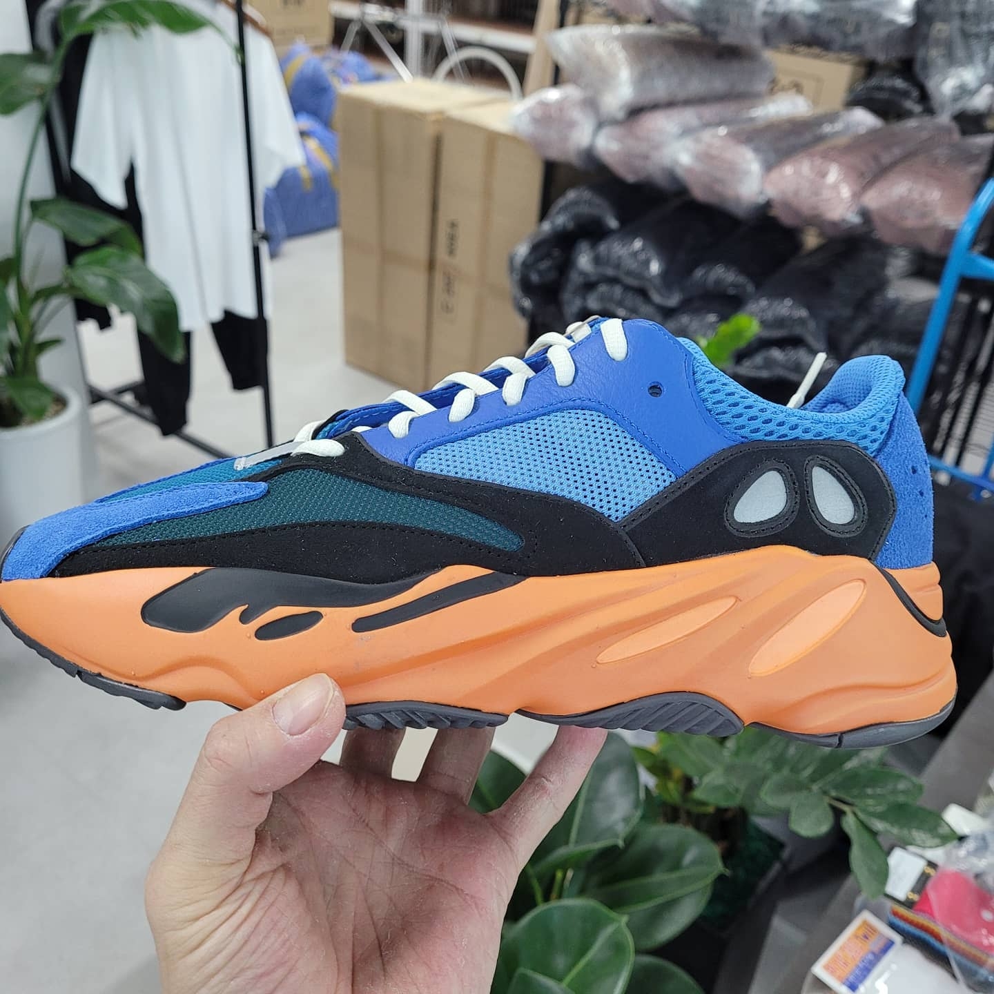 Adidas Yeezy Boost 700 Bright Blue 착용 스타일 - 1