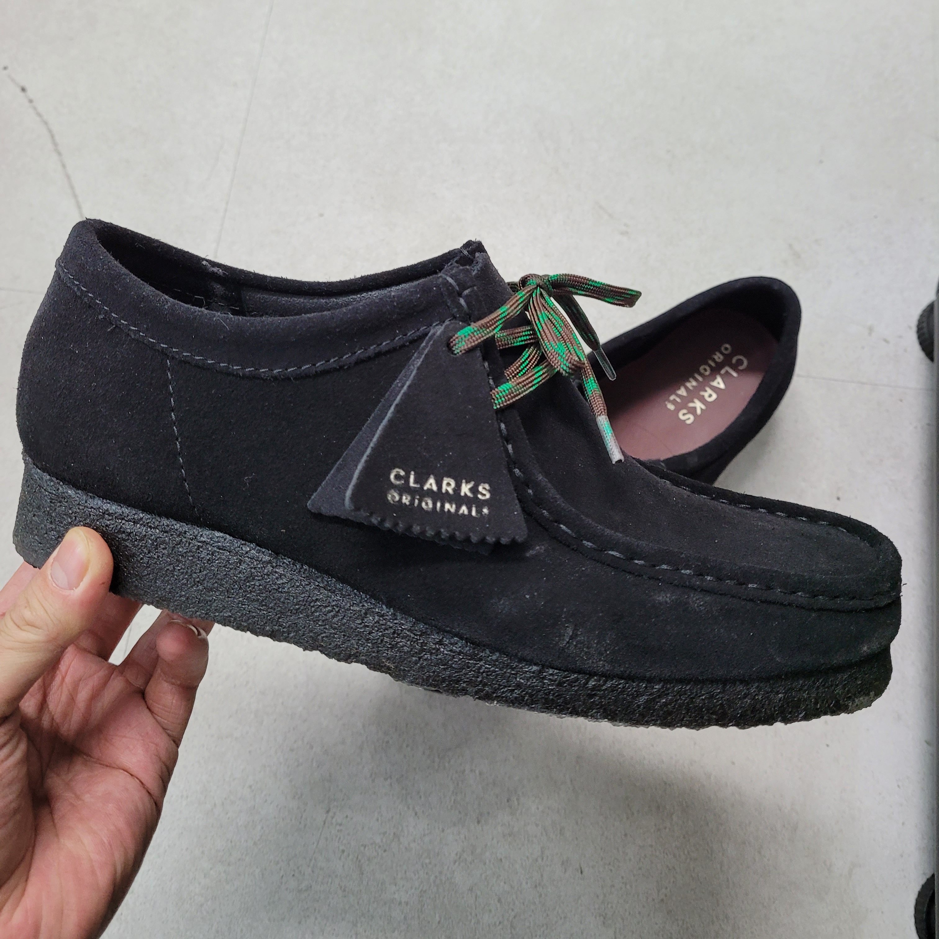 Clarks x Supreme Wallabee Gore-Tex Black 착용 스타일 - 2