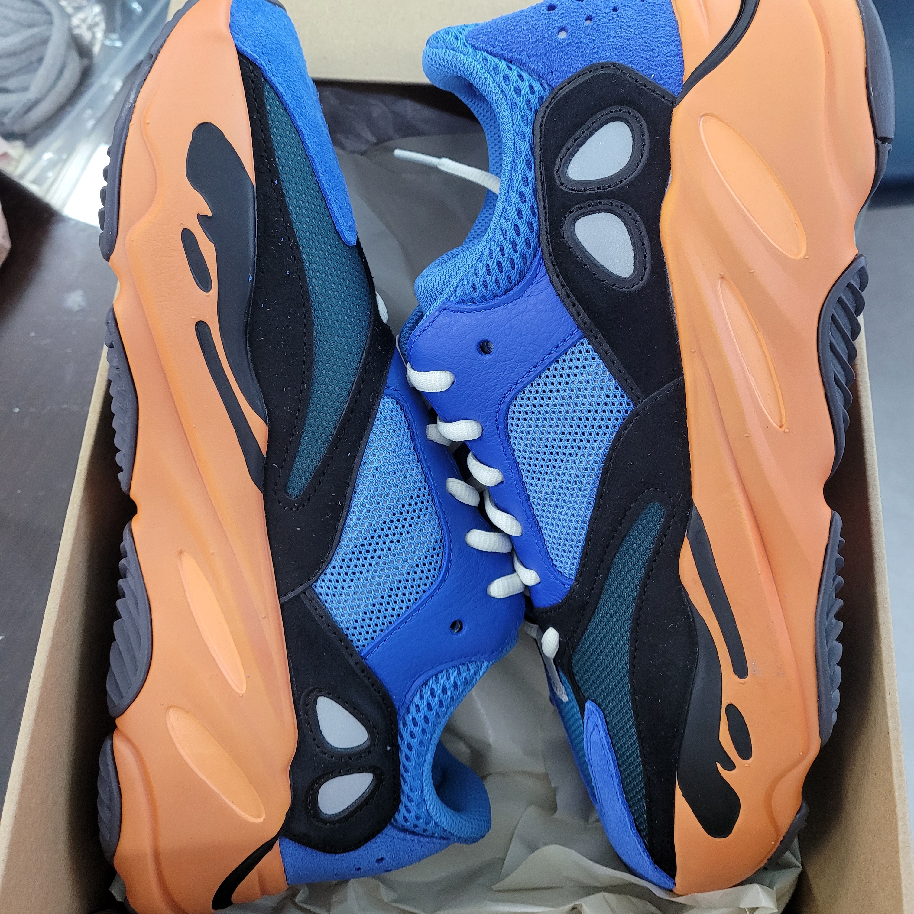 Adidas Yeezy Boost 700 Bright Blue 착용 스타일 - 2