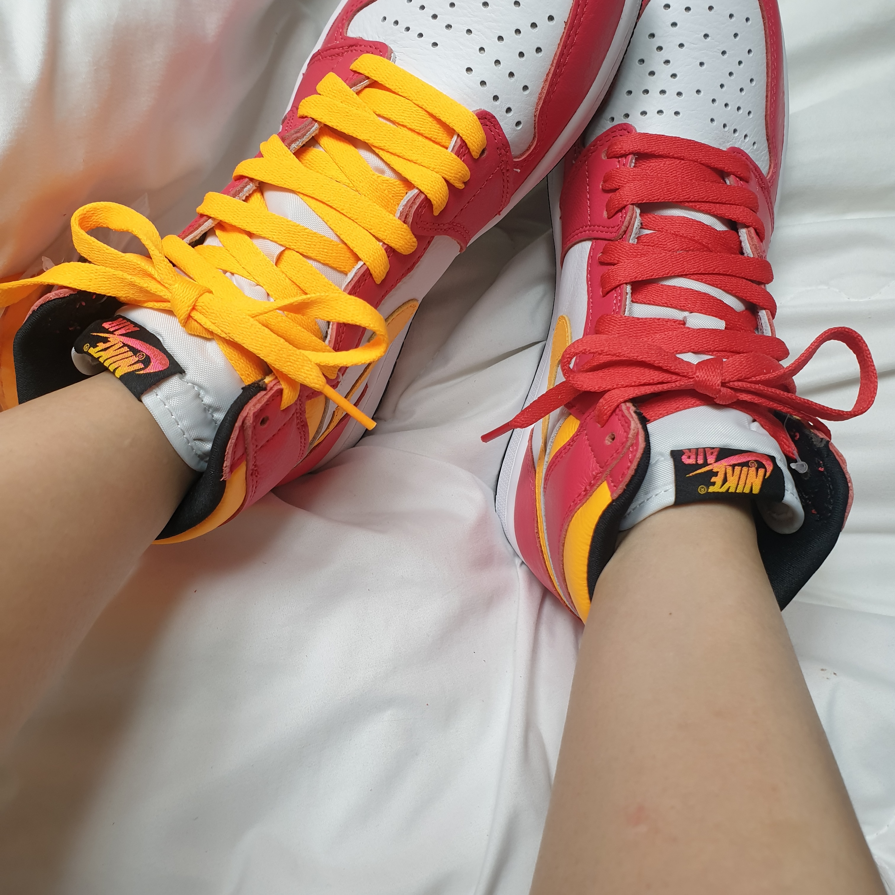 Jordan 1 Retro High OG Light Fusion Red 착용 스타일 - 3