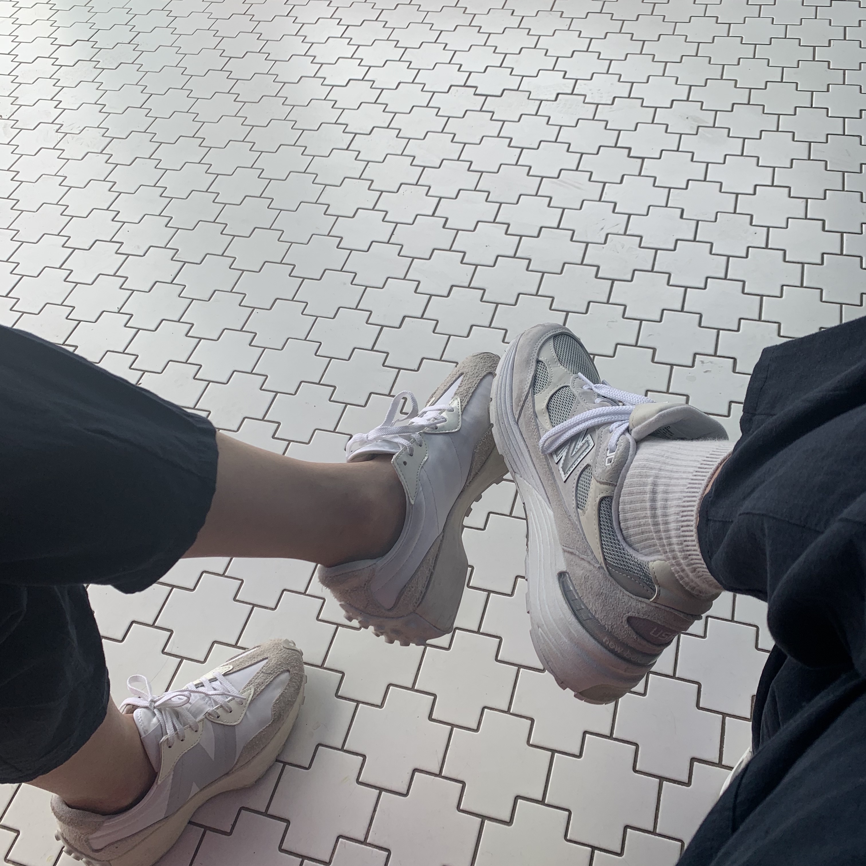 New Balance 992 Made in USA White Silver, (W) New Balance 327 White Moonbeam 착용 스타일 - 1