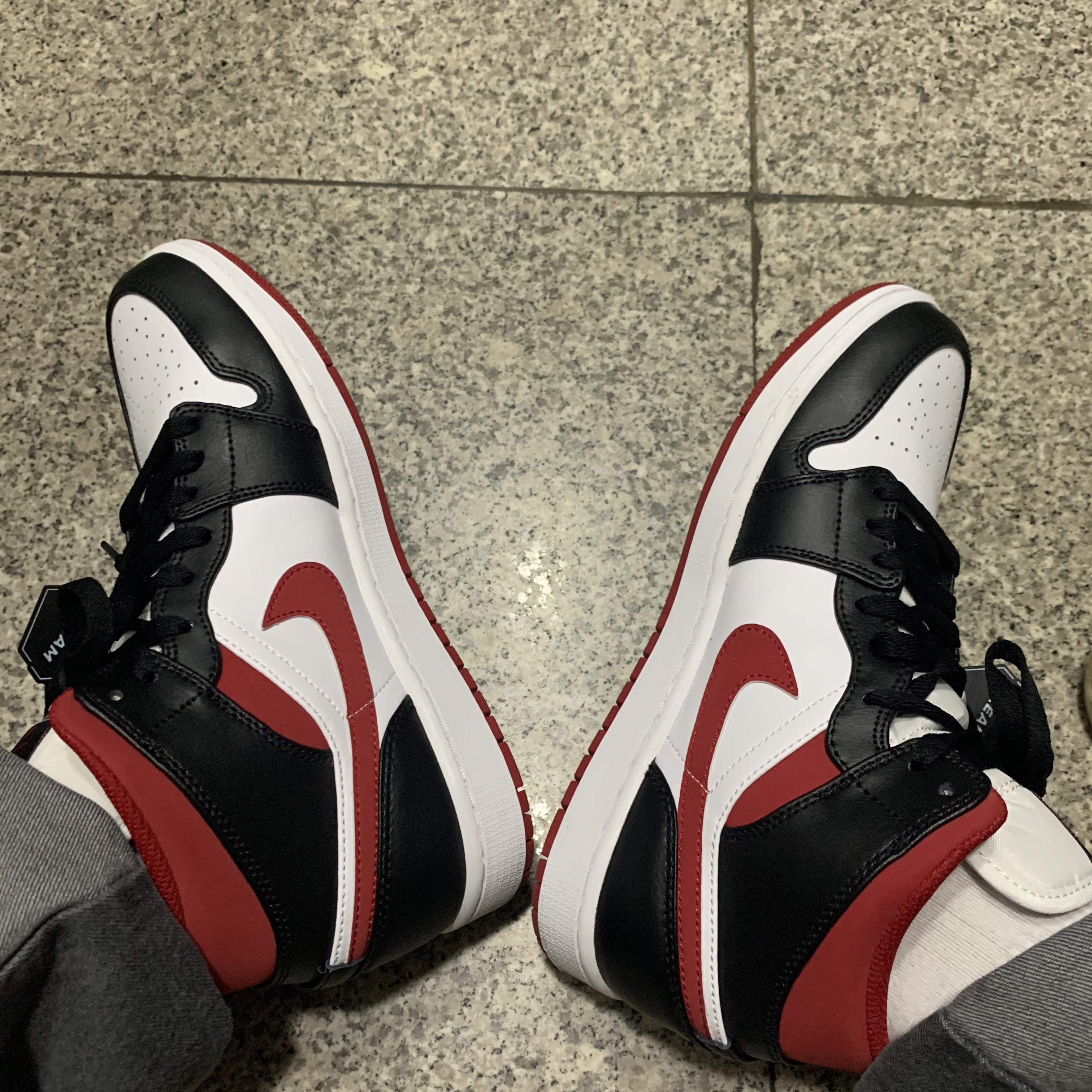 Jordan 1 Mid Gym Red Black White 착용 스타일