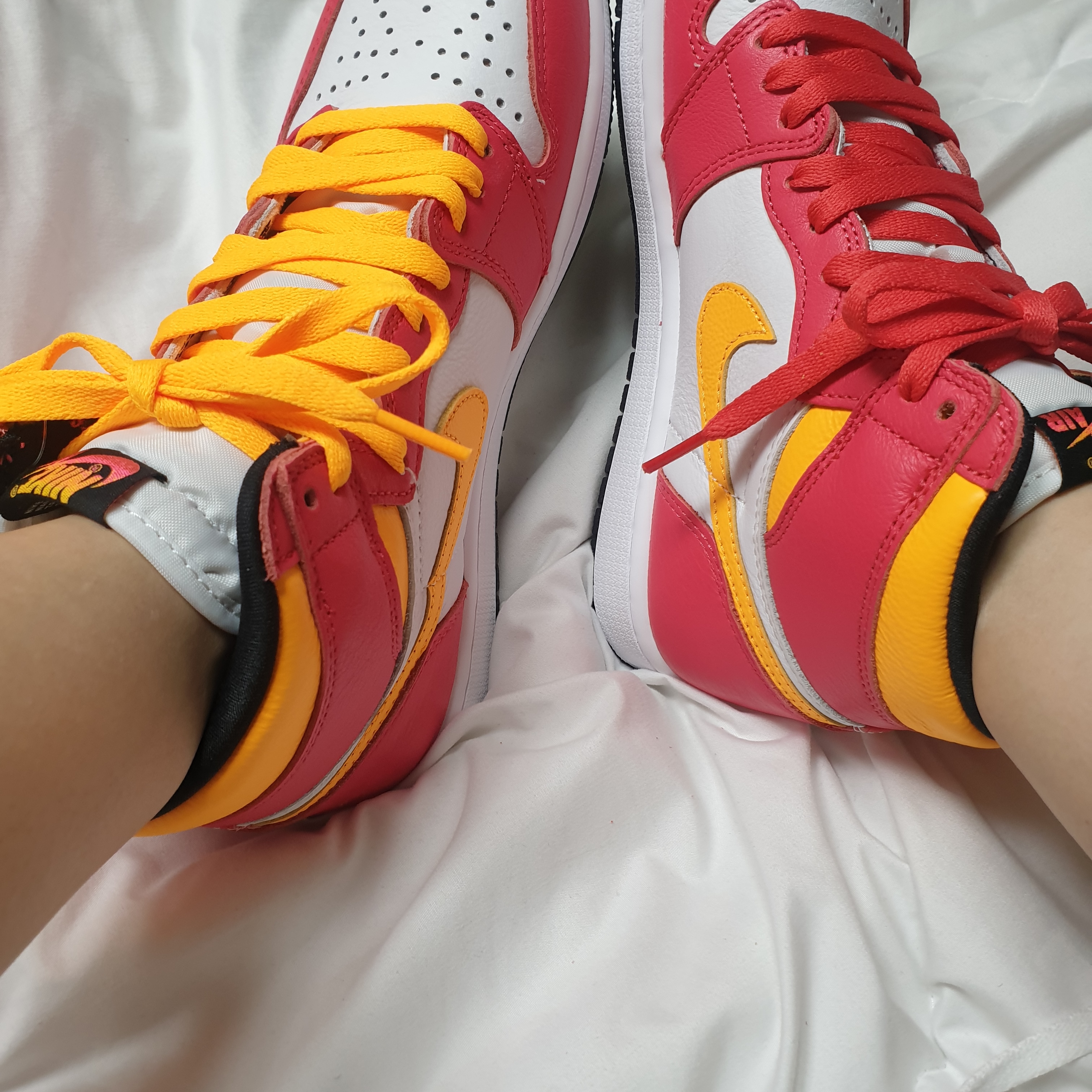Jordan 1 Retro High OG Light Fusion Red 착용 스타일 - 4