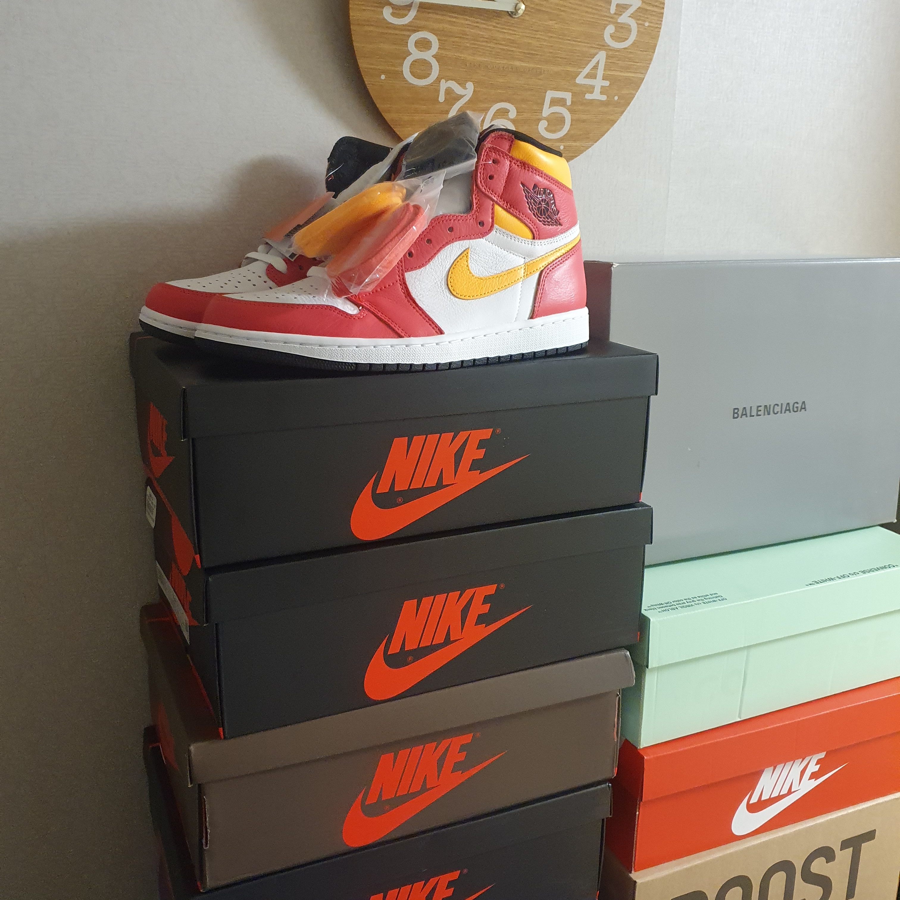 Jordan 1 Retro High OG Light Fusion Red, Jordan 1 x Travis Scott Retro High OG SP Mocha 착용 스타일