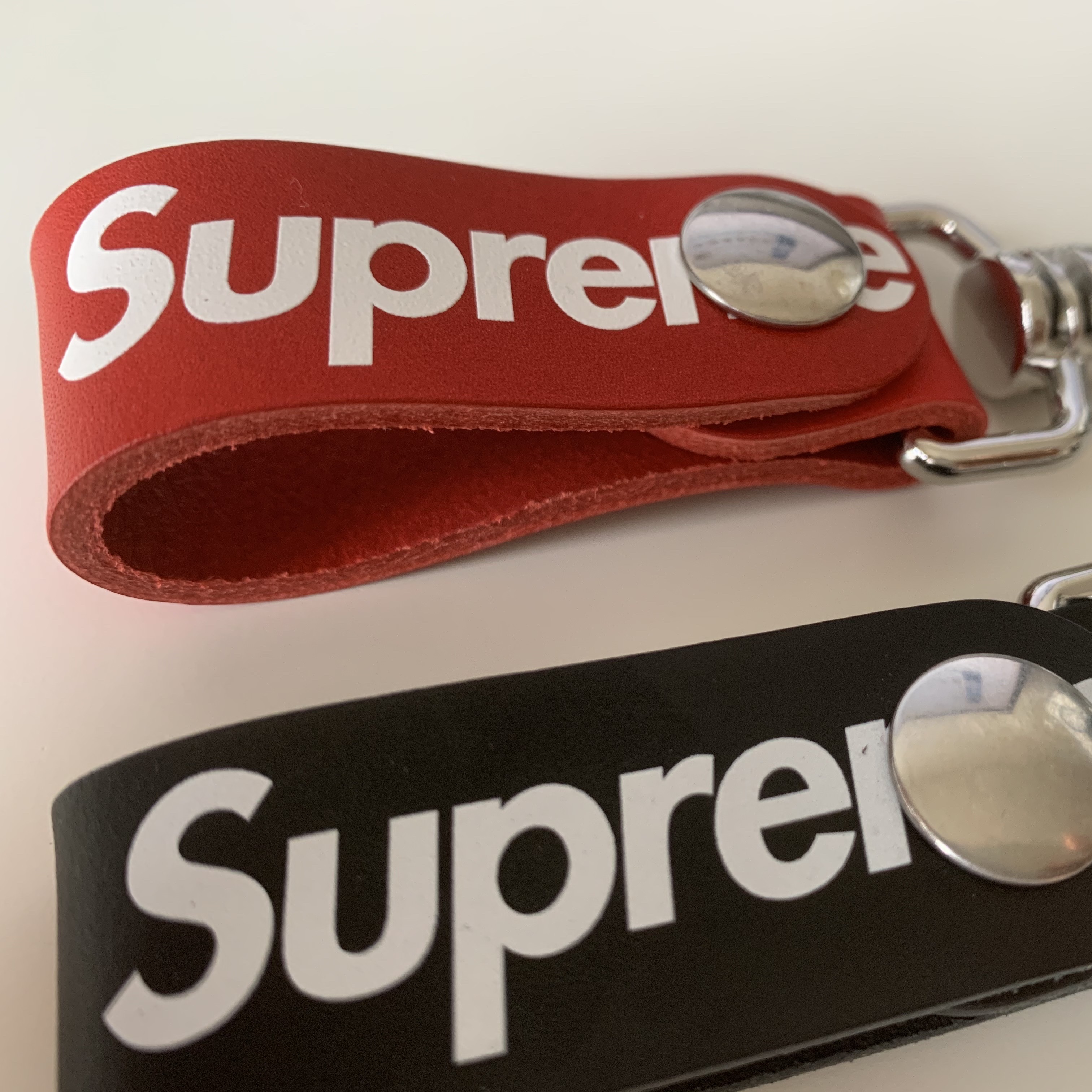 Supreme Leather Key Loop Red - 21SS 착용 스타일 - 3