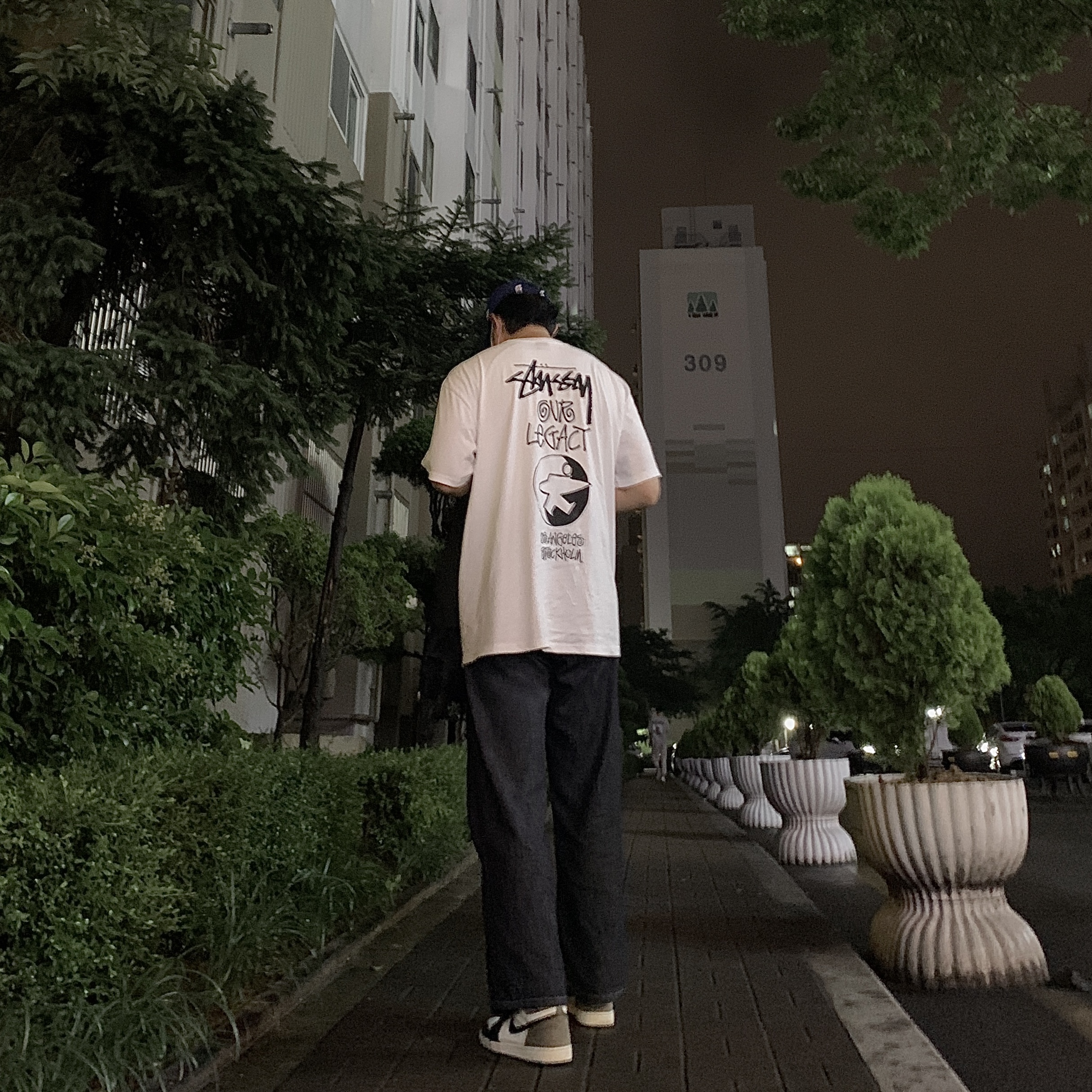 Stussy x Our Legacy Surfman T-Shirt White - 21SS, Jordan 1 Retro High OG Black Mocha 착용 스타일 - 2