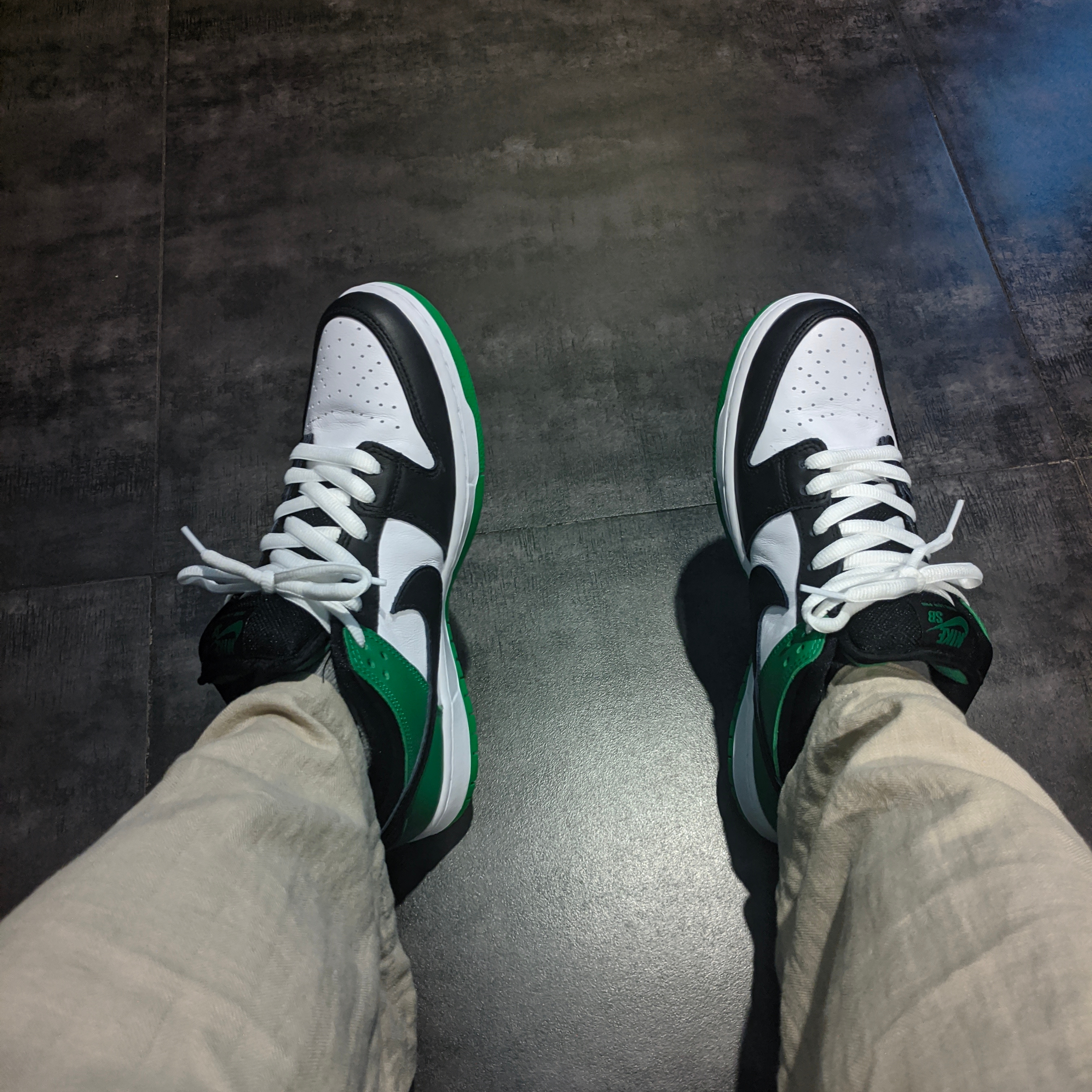 Nike SB Dunk Low Pro Black and Classic Green 착용 스타일
