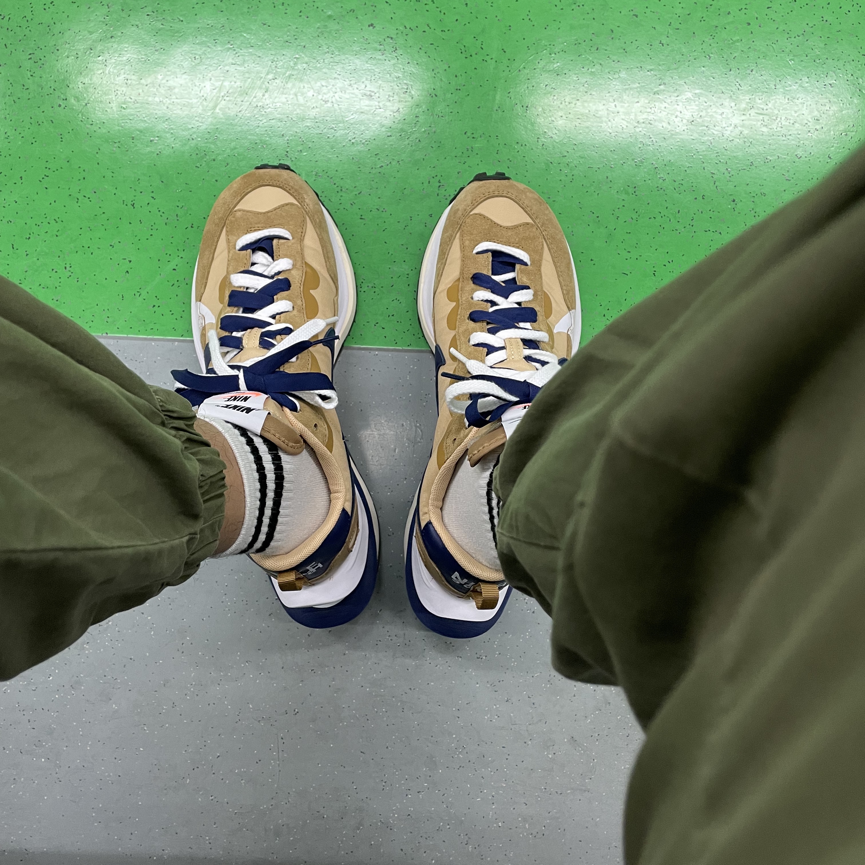 Nike x Sacai VaporWaffle Sesame and Blue Void 착용 스타일