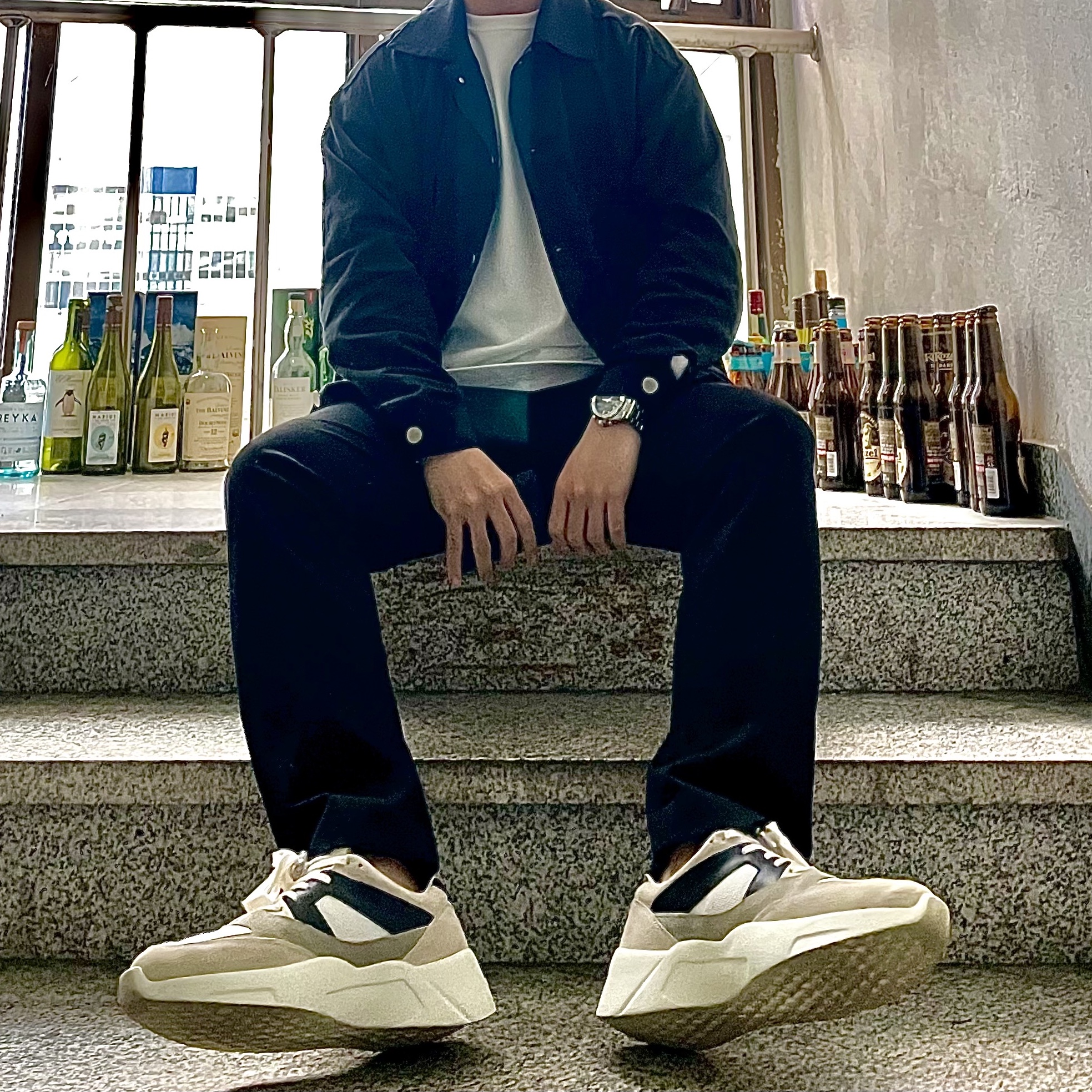 Essentials Distance Sneakers Cream Grey Black 착용 스타일
