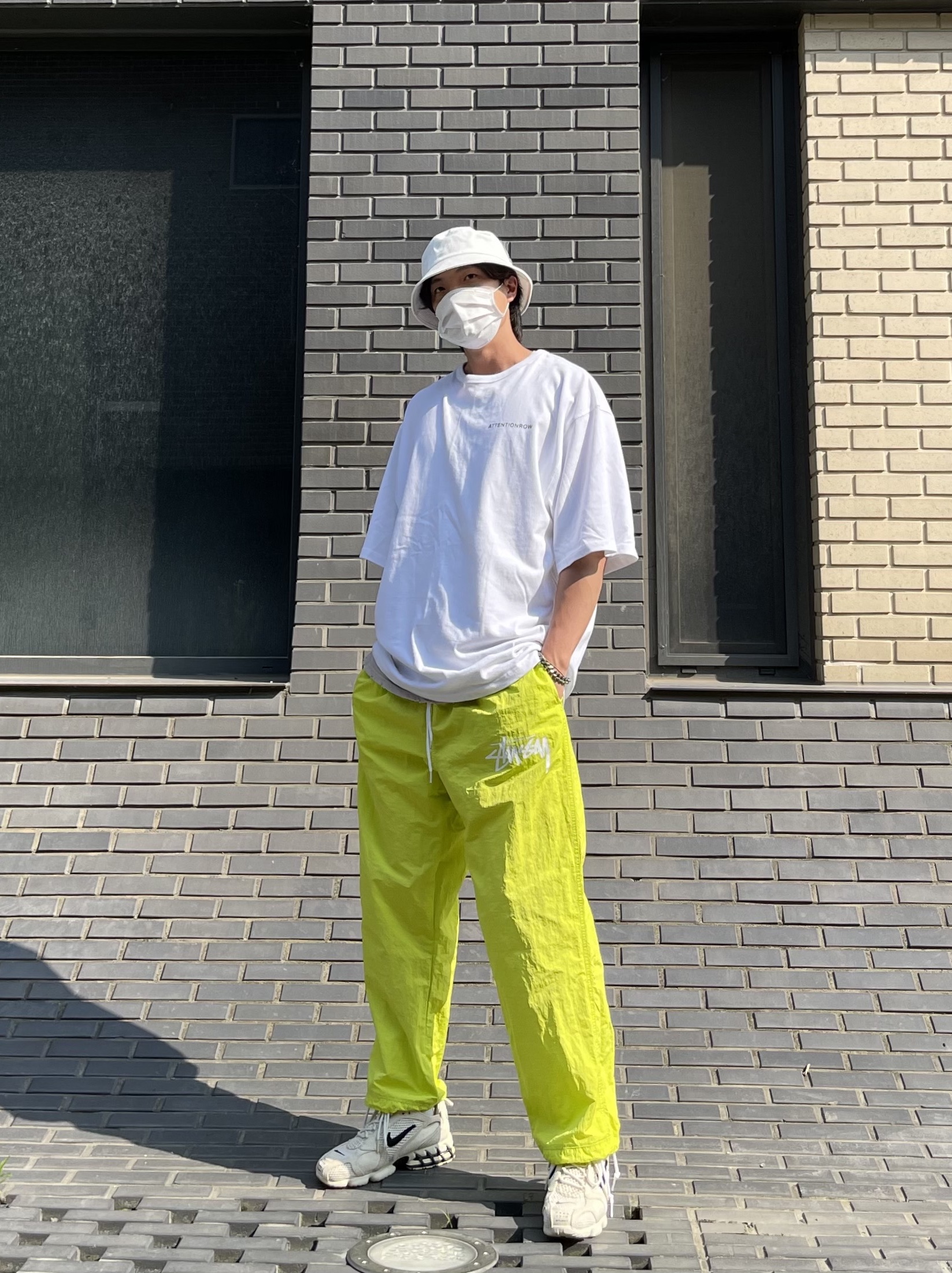 Nike x Stussy Air Zoom Spiridon Cage 2 Fossil, Nike x Stussy Beach Pants Bright Cactus 착용 스타일 - 1