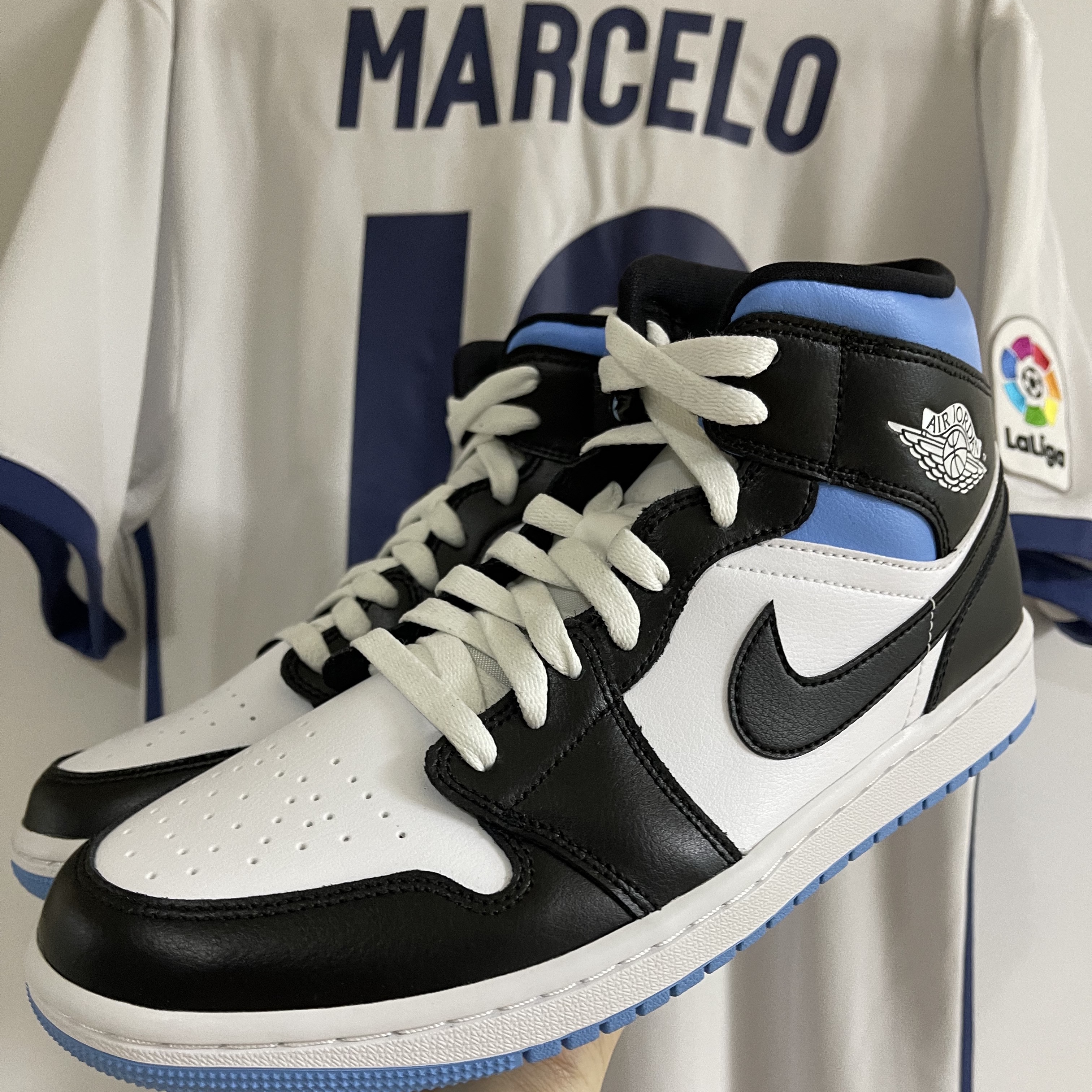 (W) Jordan 1 Mid White Black University Blue 착용 스타일 - 2