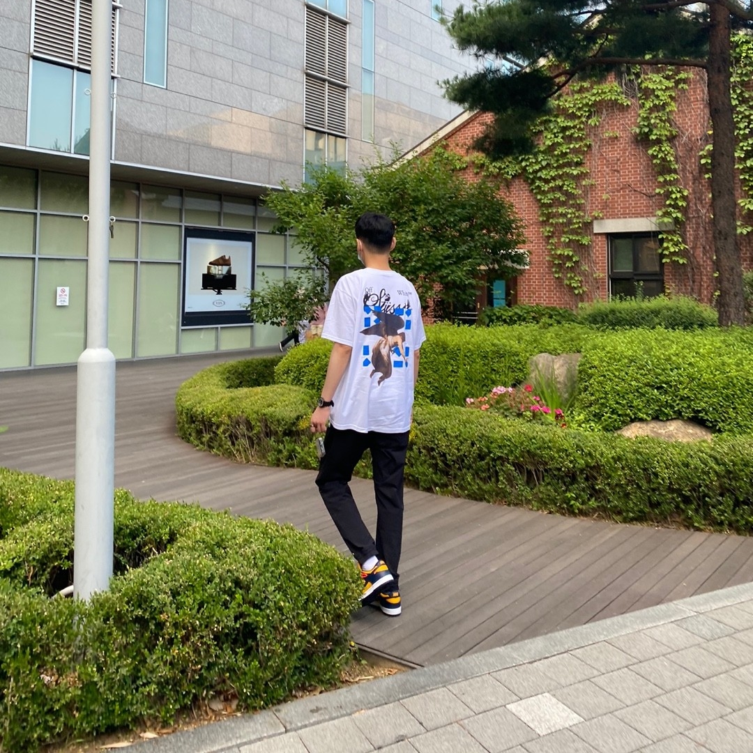 Stussy x Off-White 40 WT T-Shirt, Nike x Off-White Dunk Low University Gold Midnight Navy 착용 스타일 - 2