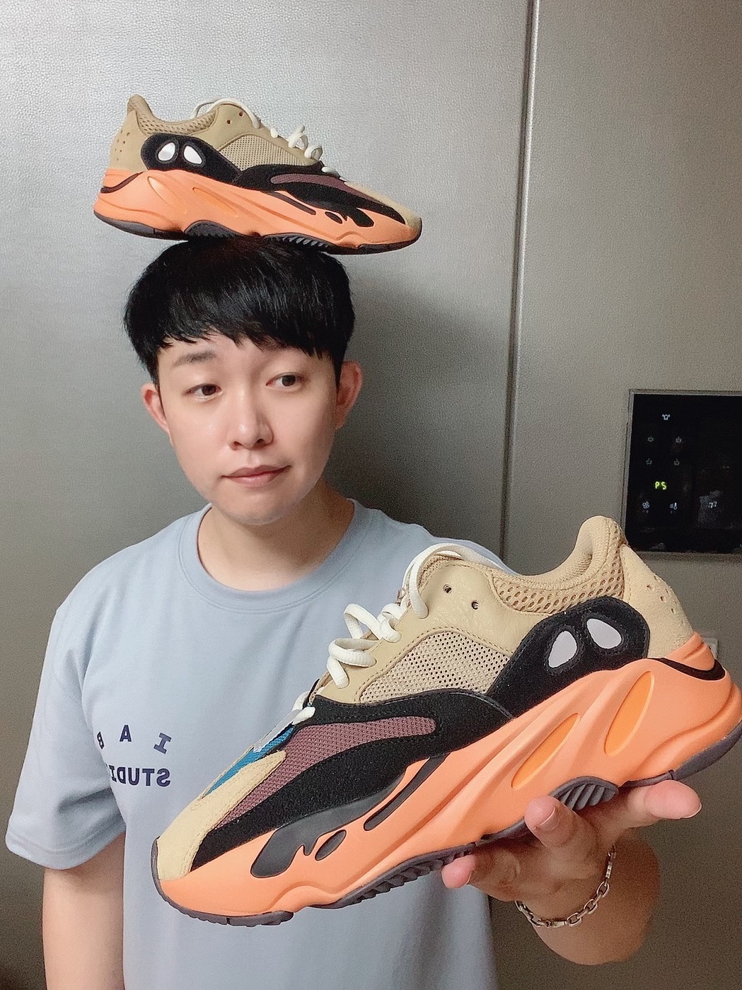 Adidas Yeezy Boost 700 Enflame Amber, IAB Studio T-Shirt Ash Blue - 21SS 착용 스타일