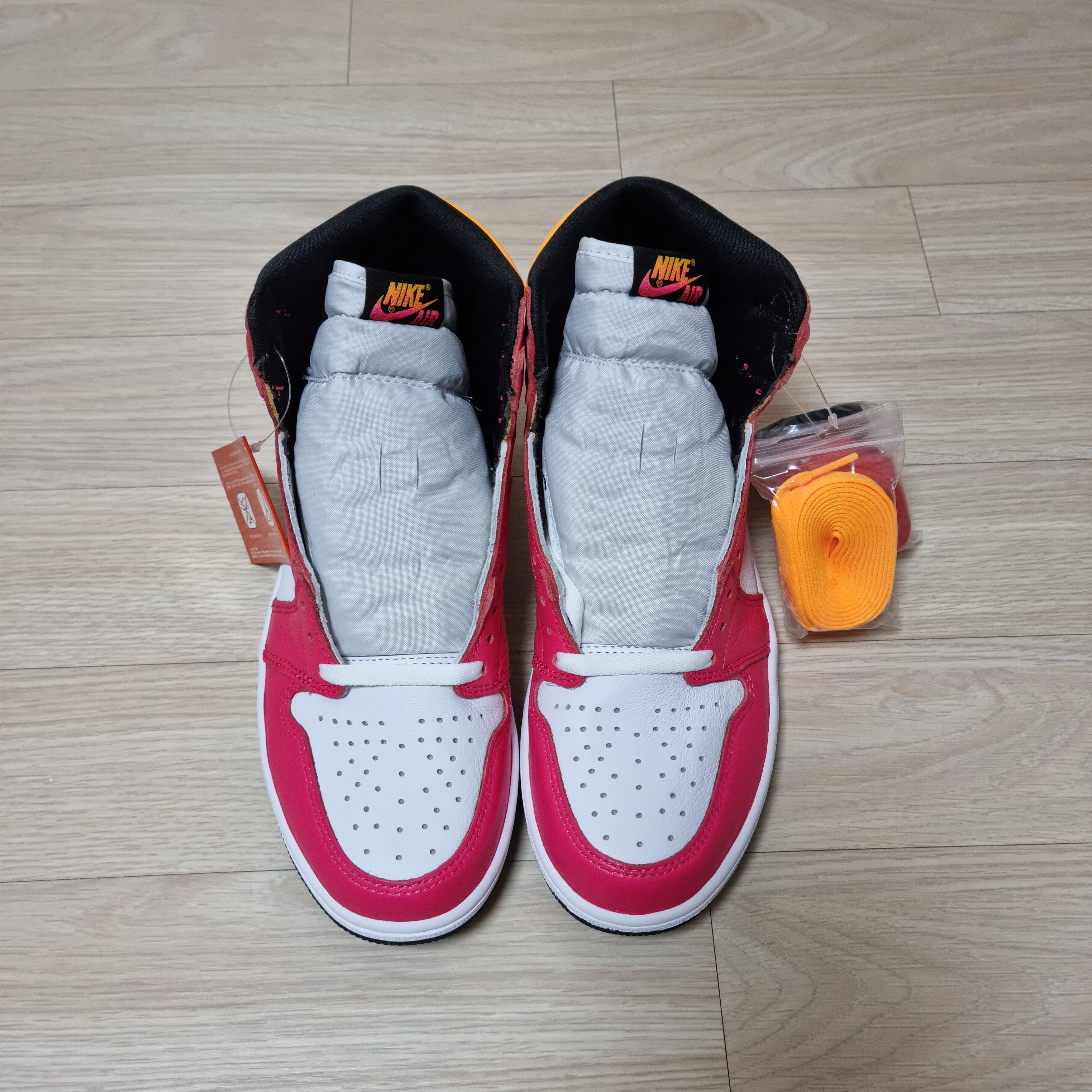 Jordan 1 Retro High OG Light Fusion Red 착용 스타일 - 2