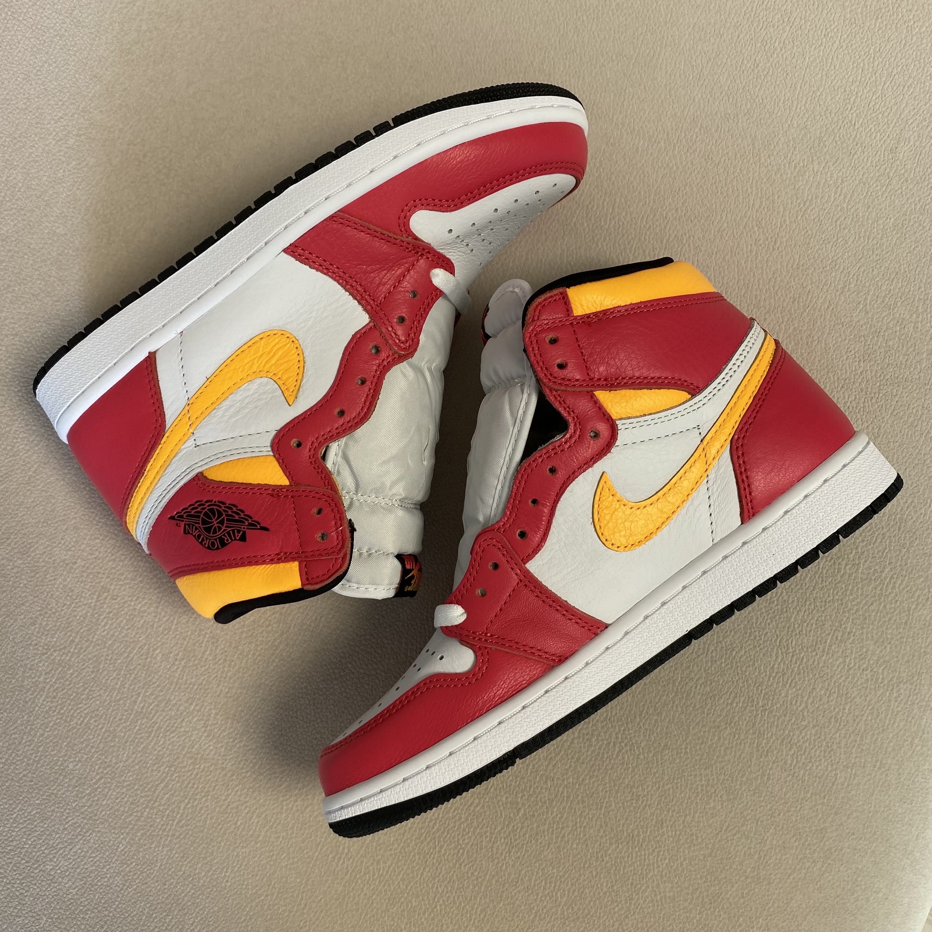 Jordan 1 Retro High OG Light Fusion Red 착용 스타일 - 3