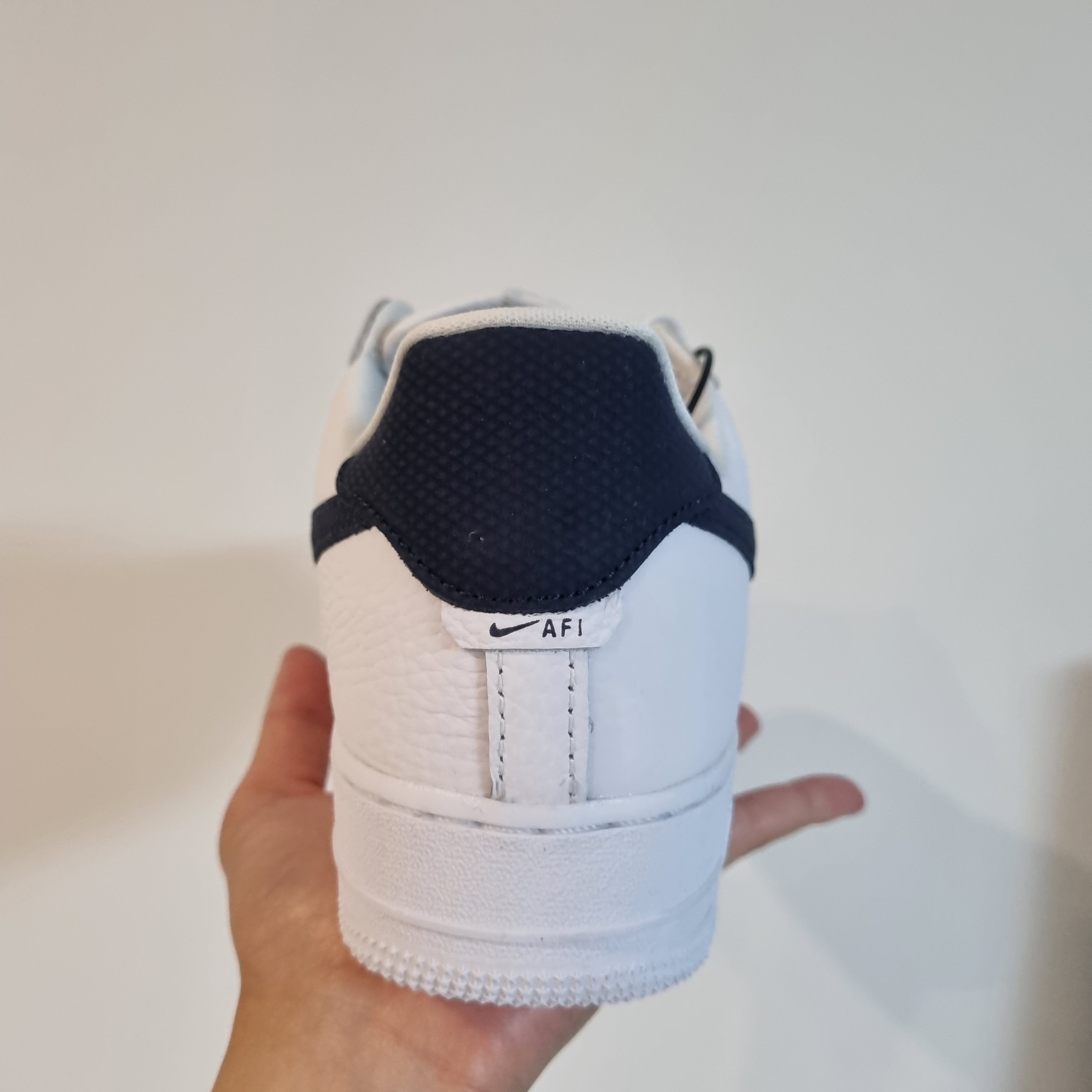 Nike Air Force 1 '07 Craft White & Obsidian 착용 스타일 - 5