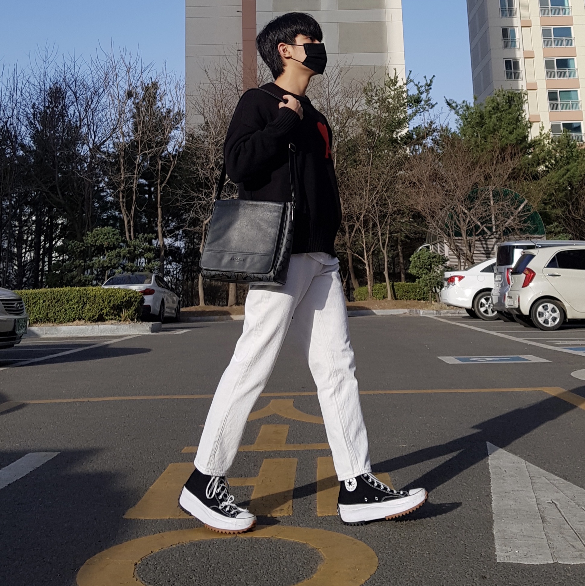 AMI de Coeur Oversize Sweater Navy Marine, Converse Run Star Hike Hi Black White Gum 착용 스타일 - 2