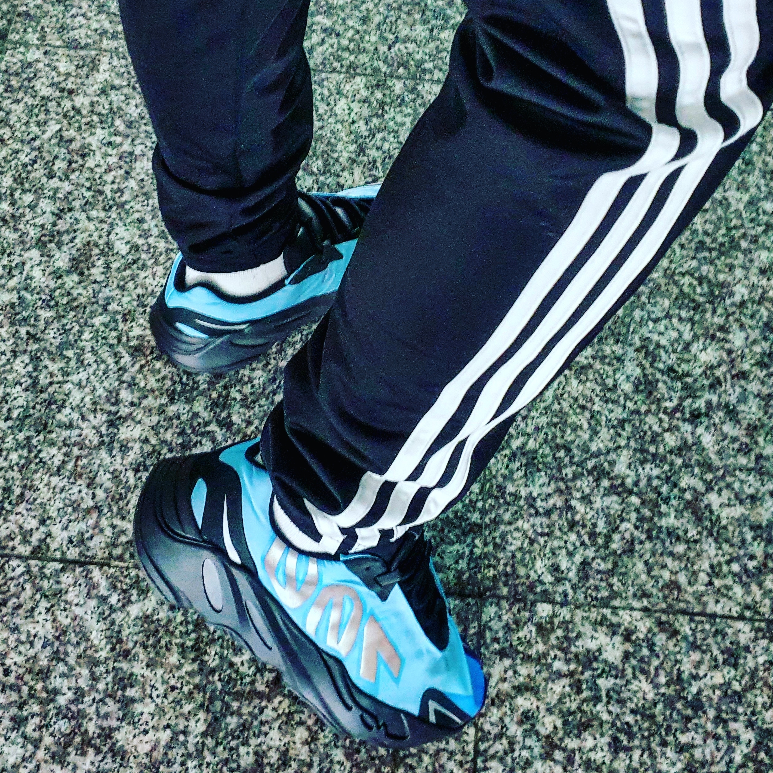 Adidas Yeezy Boost 700 MNVN Bright Cyan 착용 스타일 - 2