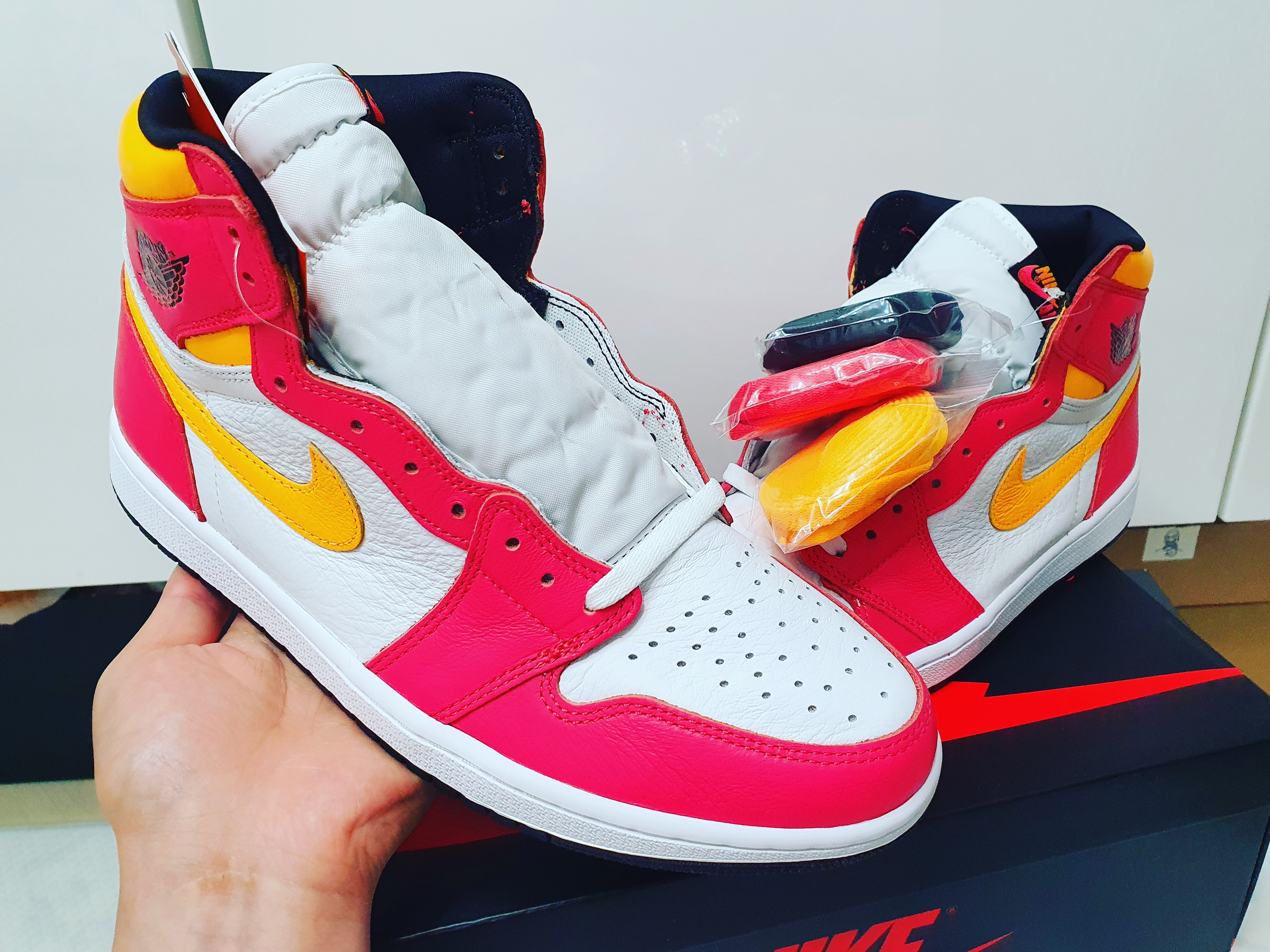 Jordan 1 Retro High OG Light Fusion Red 착용 스타일