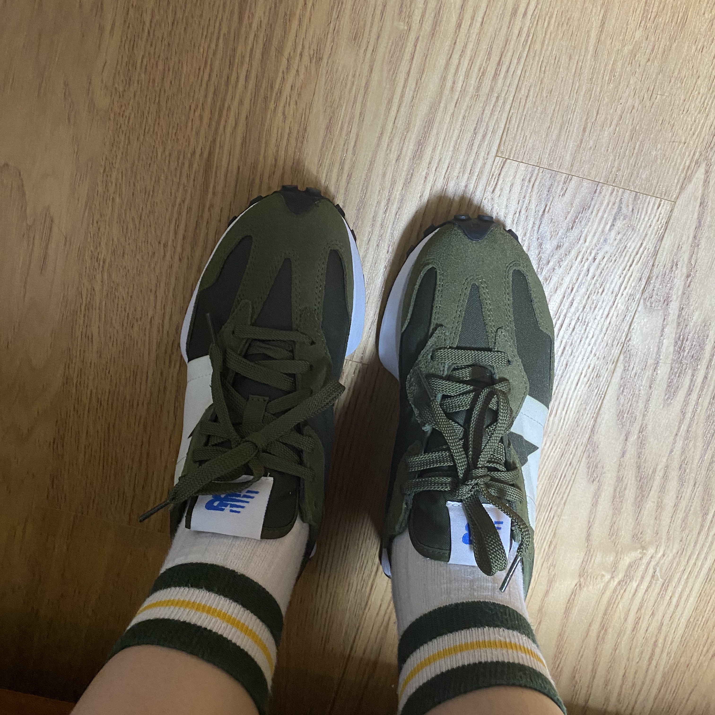 New Balance 327 Oak Leaf Green 착용 스타일