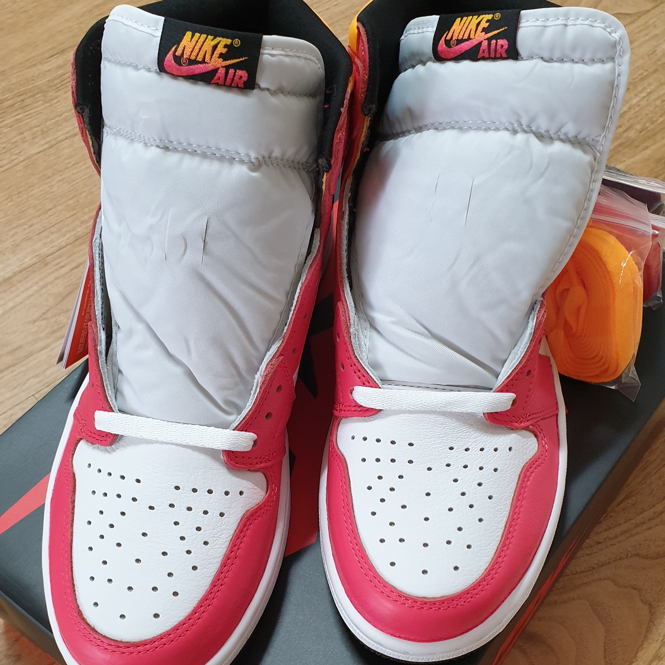 Jordan 1 Retro High OG Light Fusion Red 착용 스타일 - 1