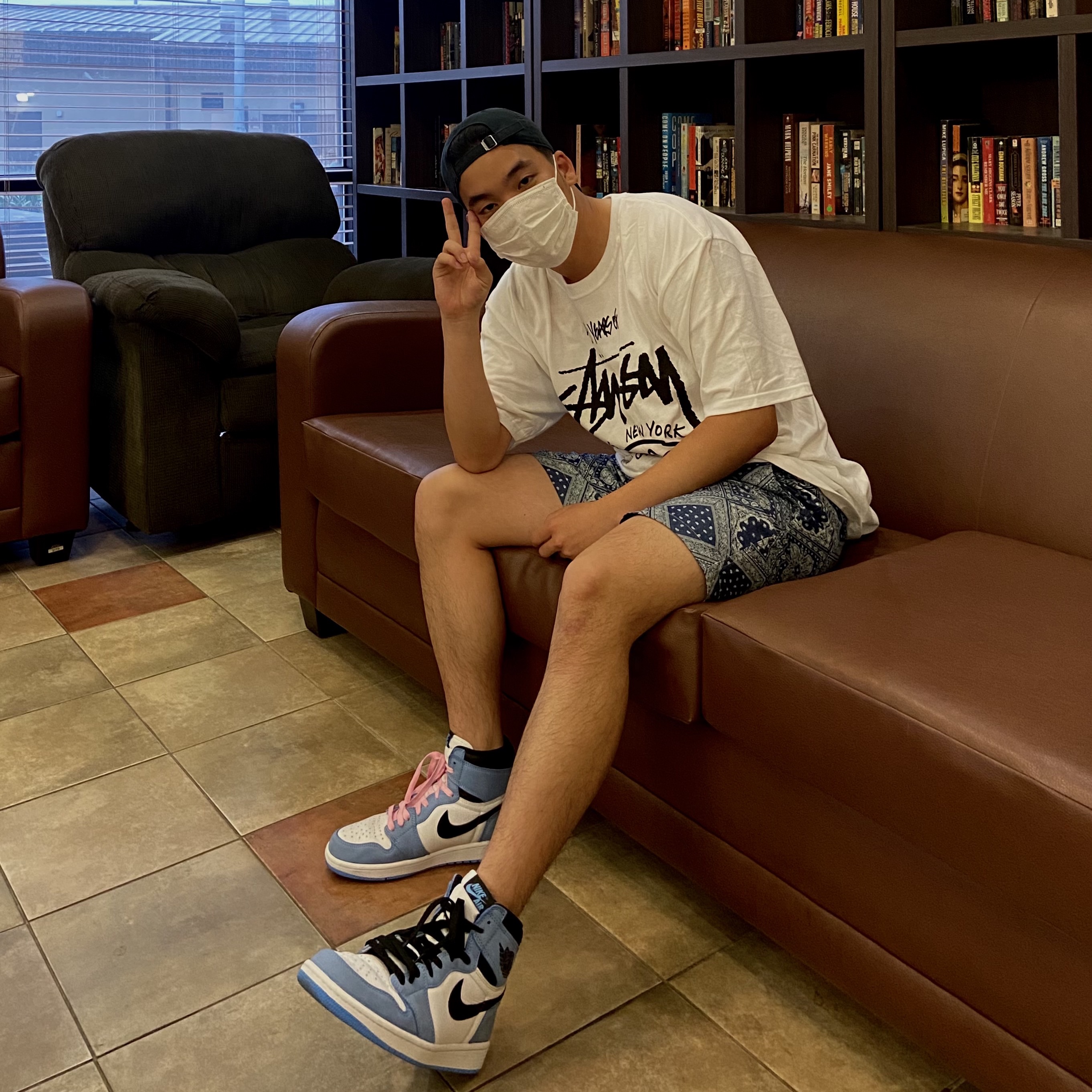 Jordan 1 Retro High OG University Blue, Stussy x Marc Jacobs 40 WT T-Shirt 착용 스타일