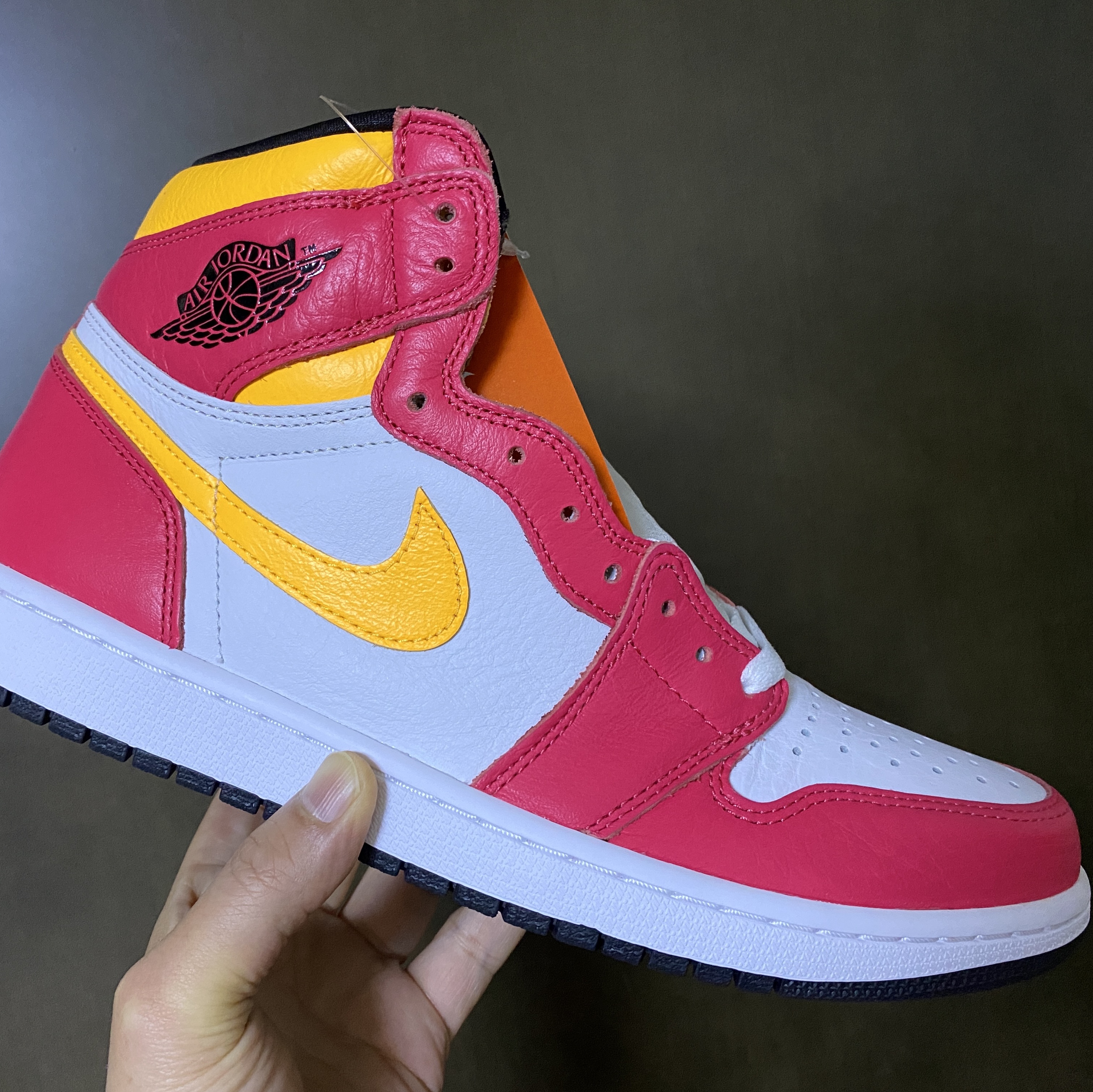 Jordan 1 Retro High OG Light Fusion Red 착용 스타일 - 1