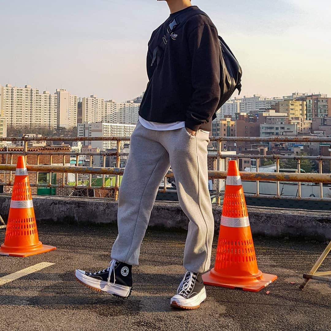 Converse Run Star Hike Hi Black White Gum 착용 스타일 - 3