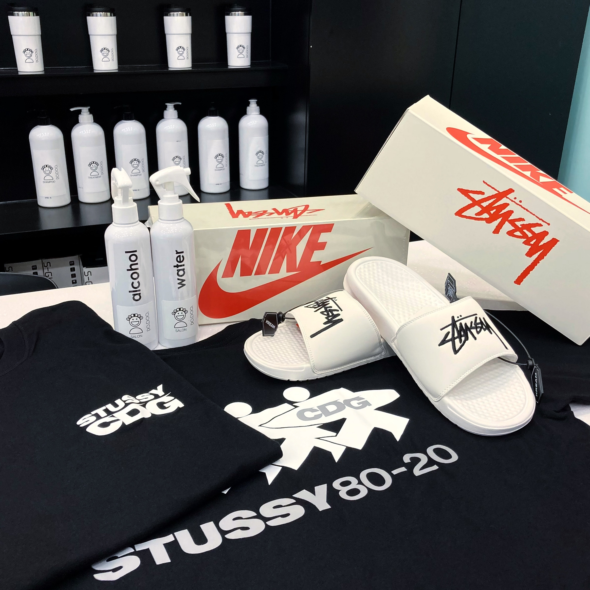 Stussy x CDG Surfman T-Shirt Black, Nike x Stussy Benassi Slide Sail 착용 스타일