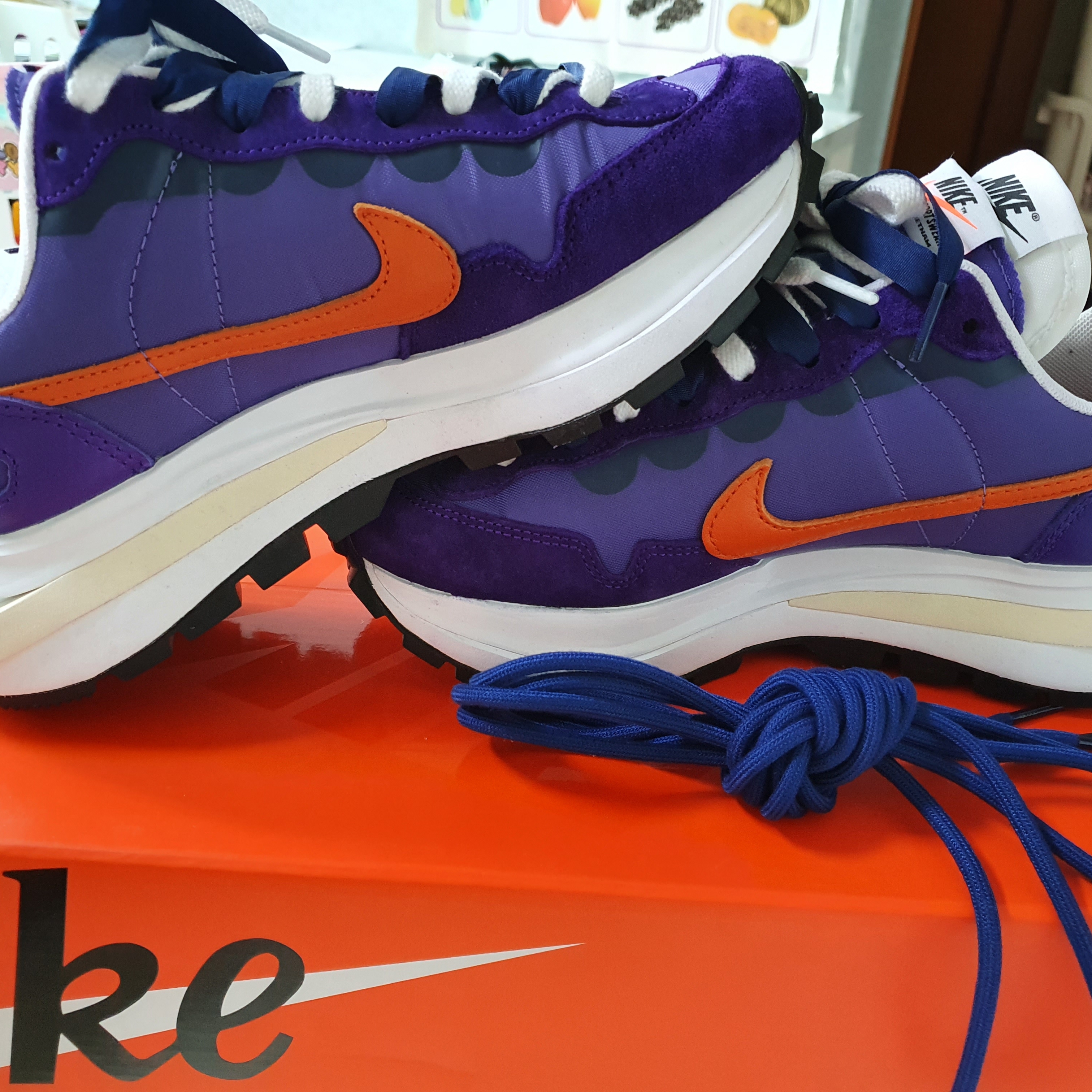 Nike x Sacai VaporWaffle Dark Iris, Jordan 1 Retro High OG Hyper Royal 착용 스타일 - 2