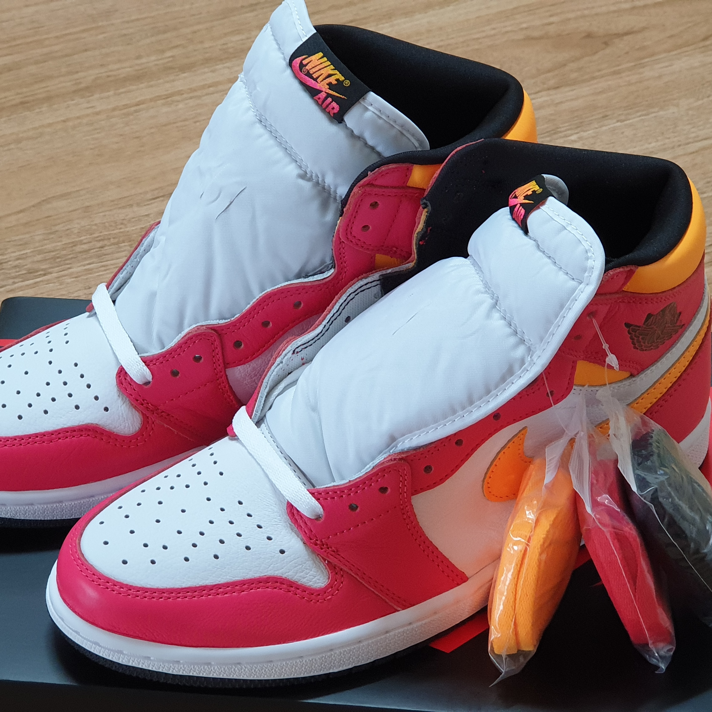 Jordan 1 Retro High OG Light Fusion Red 착용 스타일 - 2
