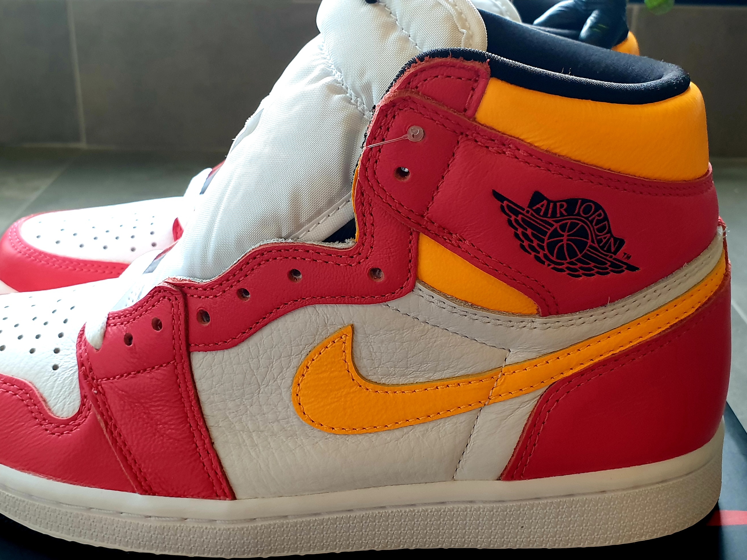 Jordan 1 Retro High OG Light Fusion Red 착용 스타일 - 3