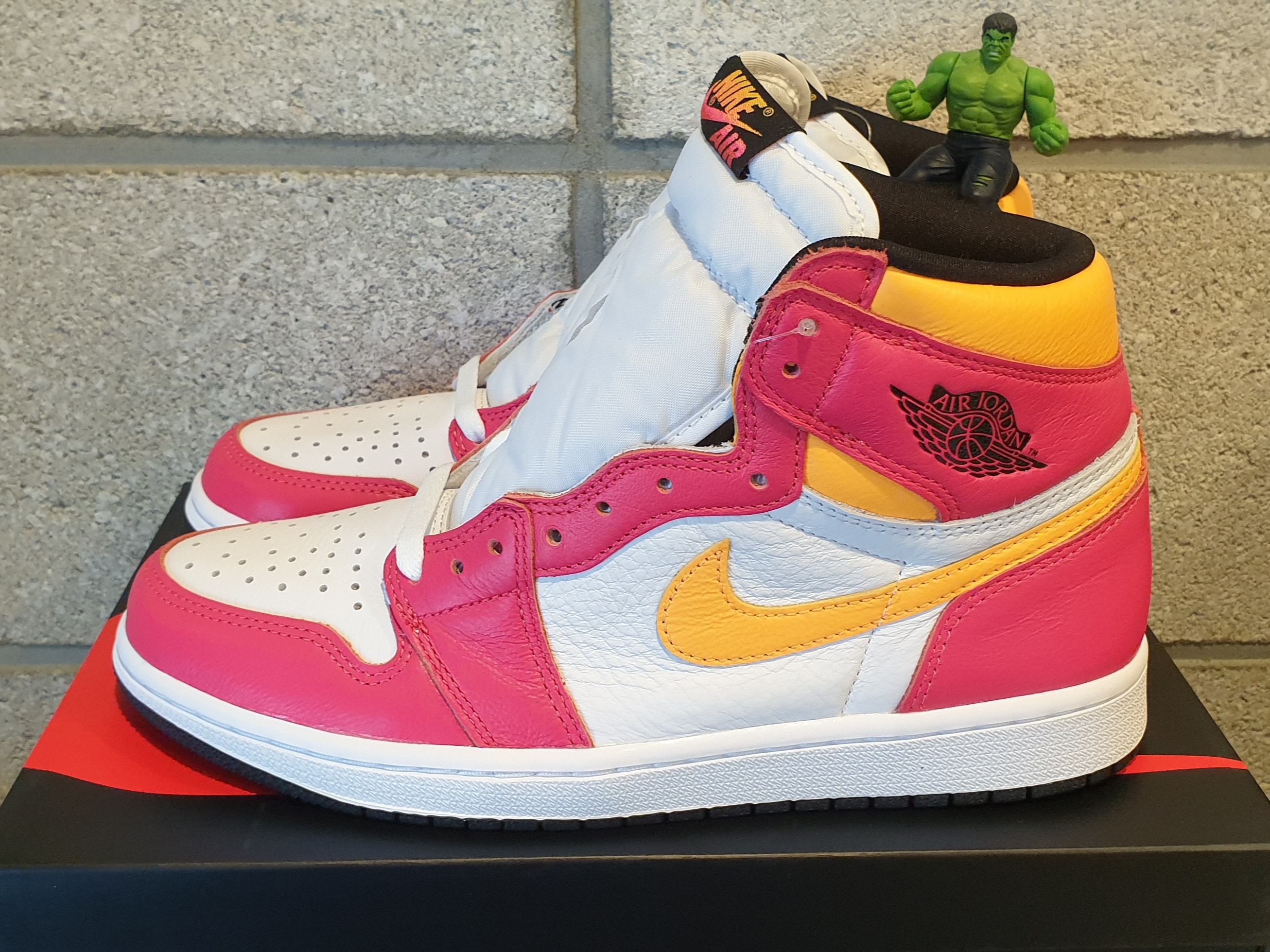 Jordan 1 Retro High OG Light Fusion Red 착용 스타일 - 1