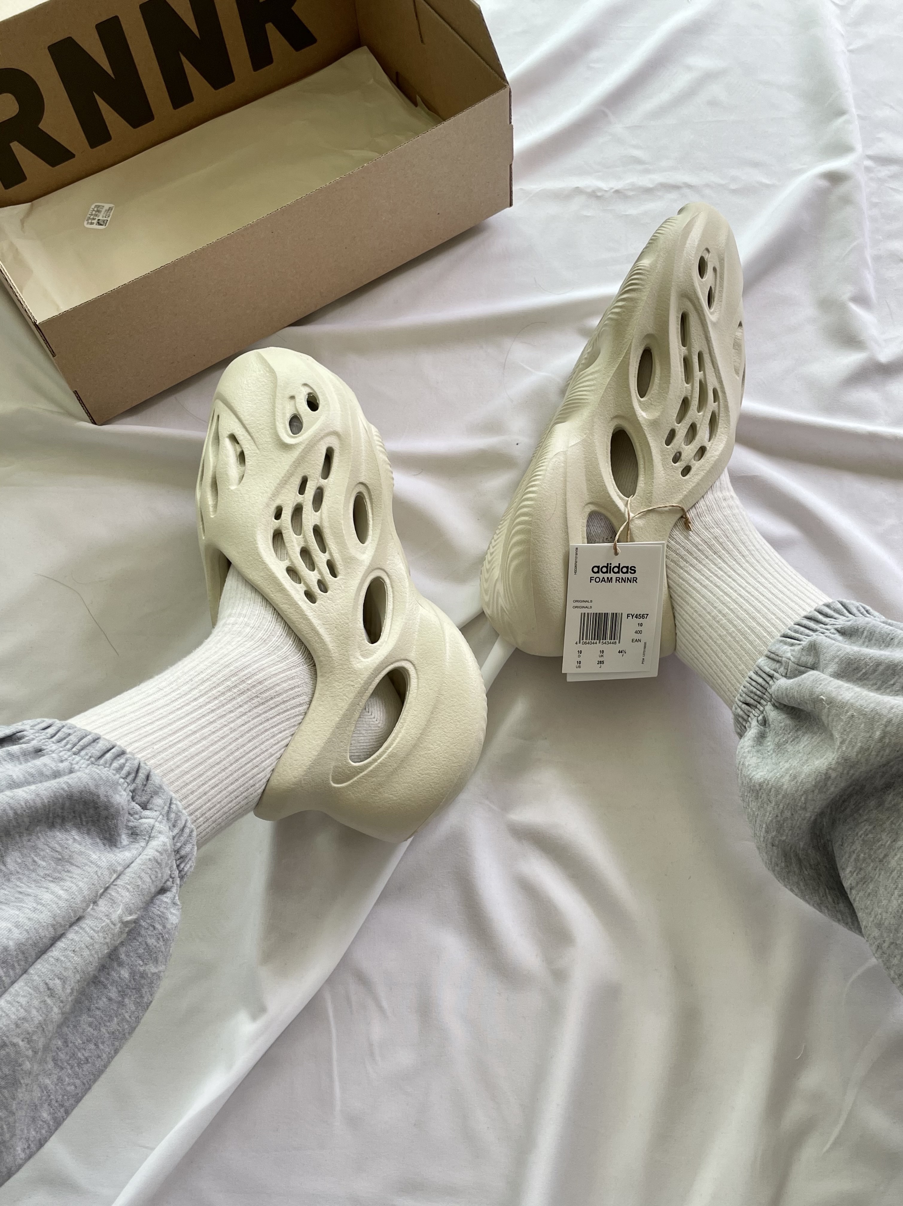 Adidas Yeezy Foam RNNR Sand 착용 스타일