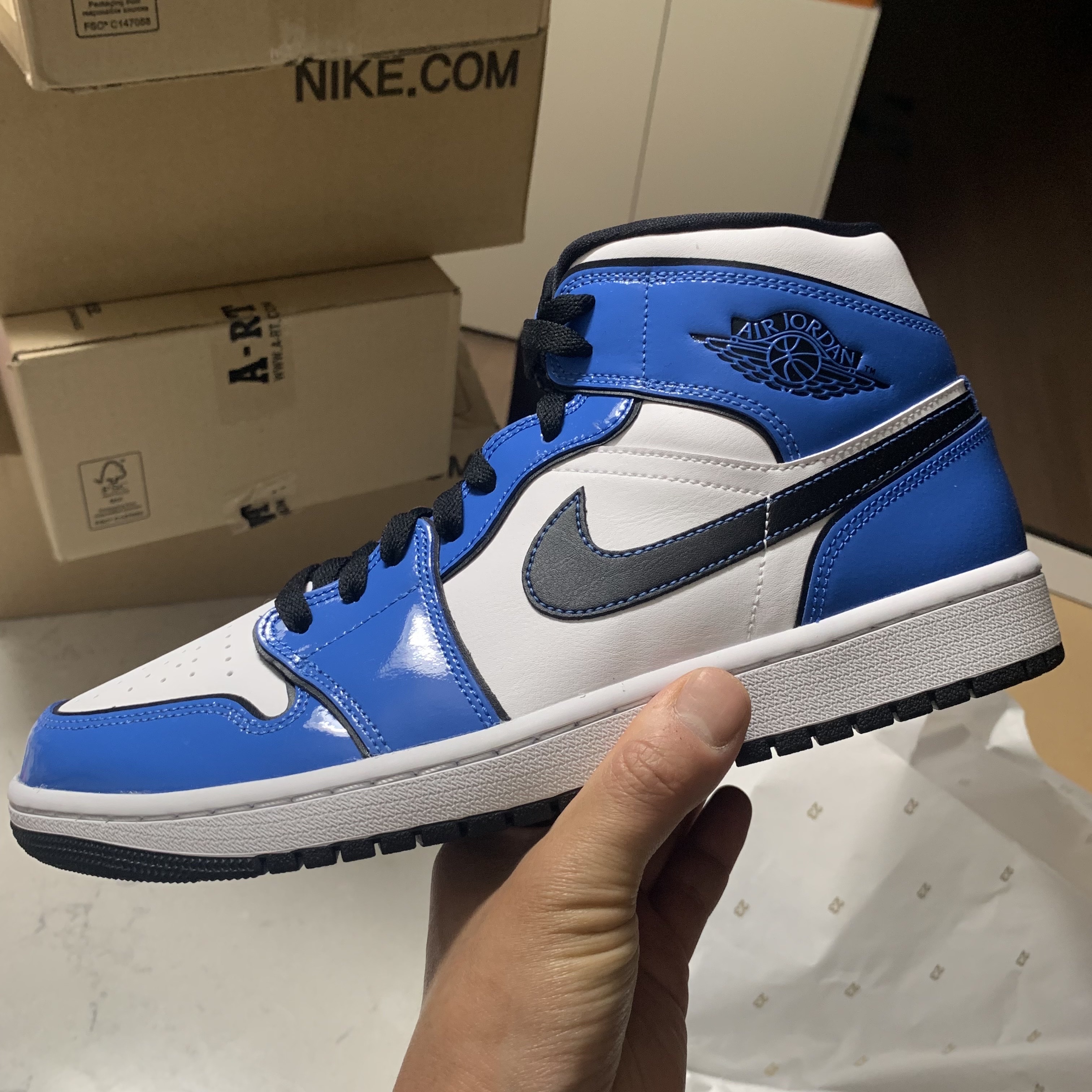 Jordan 1 Mid SE Signal Blue 착용 스타일