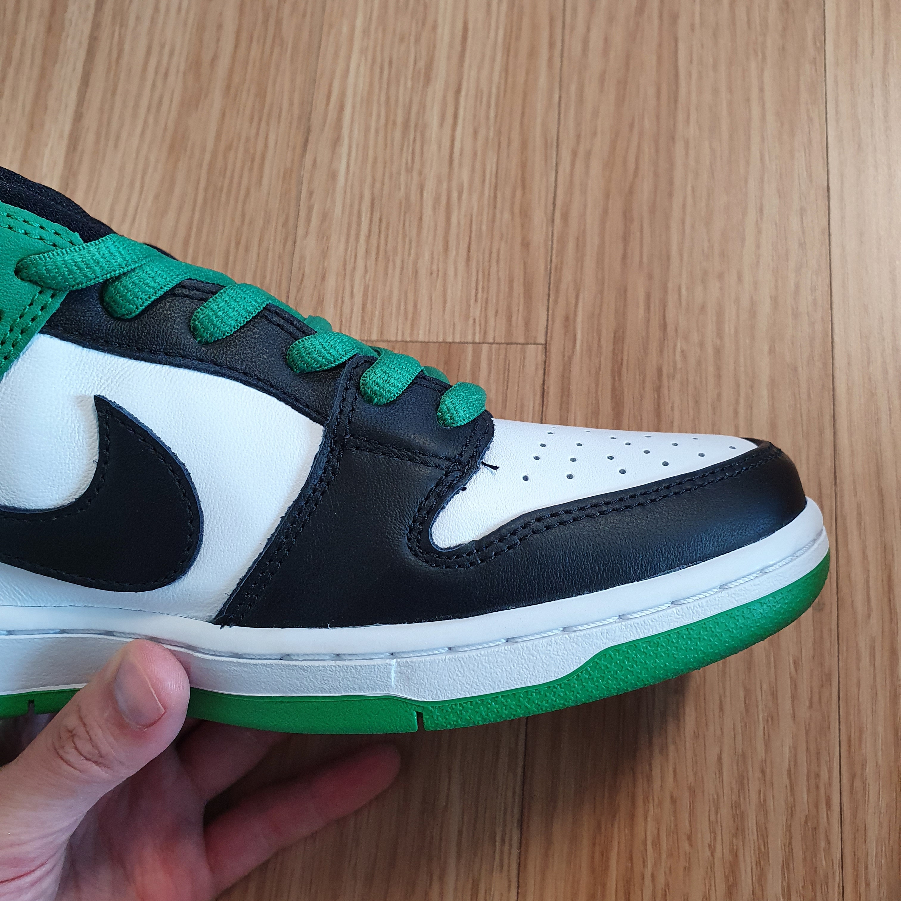 Nike SB Dunk Low Pro Black and Classic Green 착용 스타일 - 1